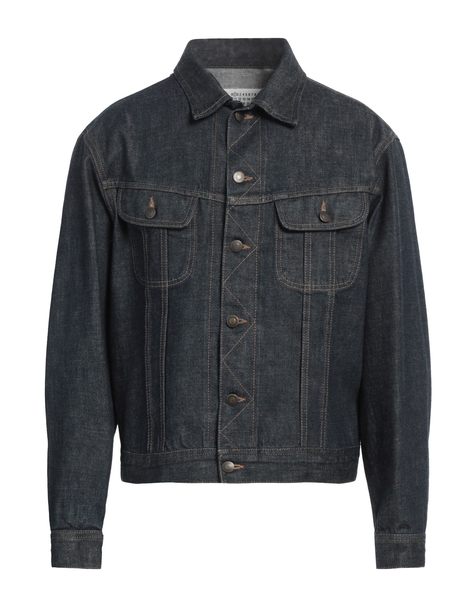 데님 트러커 자켓, 데님, 솔리드 컬러, 장식 부착 없음, 다크 워싱, 클래식 칼라, 싱글브레스티드, 롱 슬리브, 버튼 커프스, 안감없음, 포켓 2개, 세탁기로 세탁, 표백 금지, 건조기 사용불가, 이 브랜드는 사이즈가 크게 나옵니다. 이미지