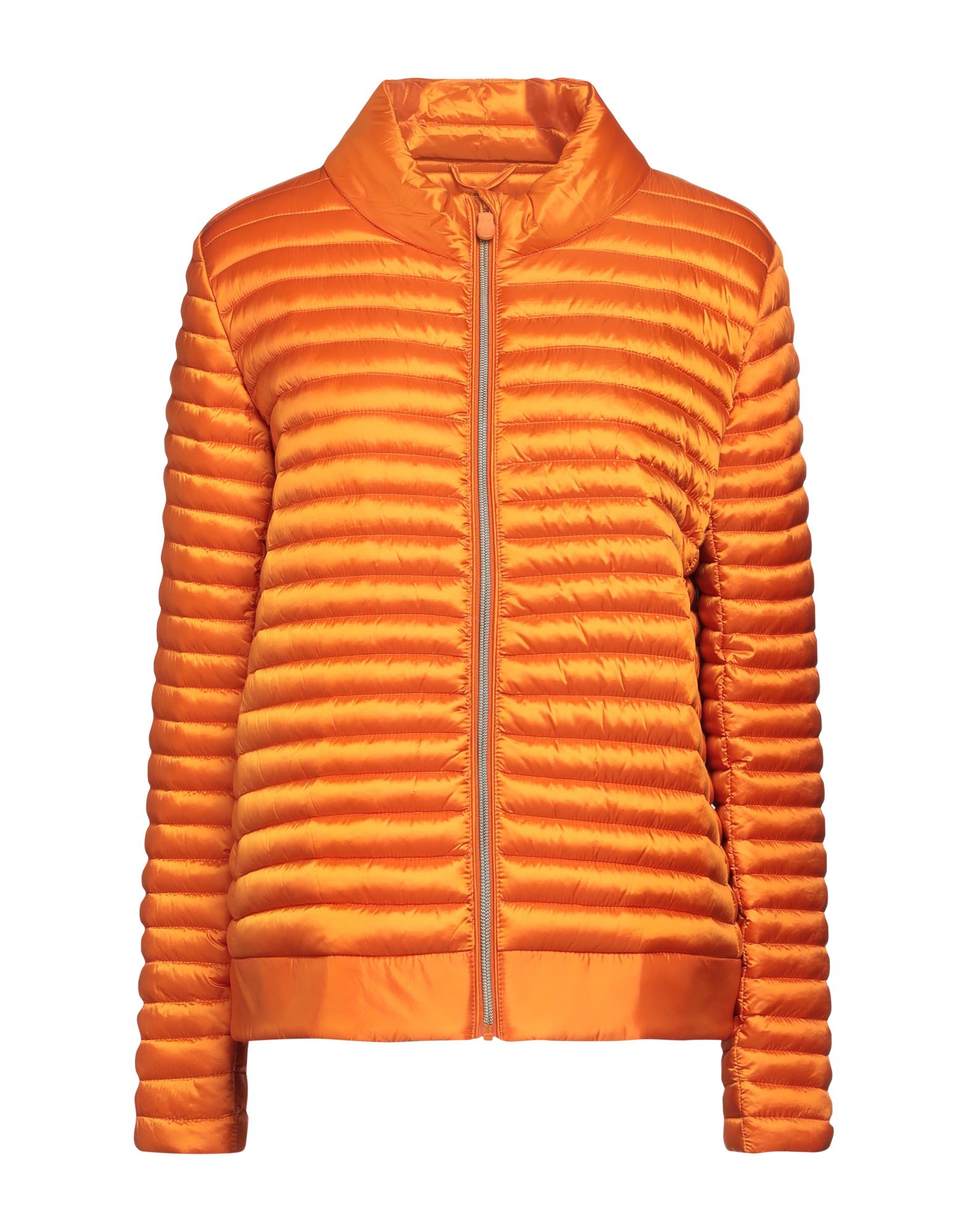 쇼트 패딩 자켓, 테크니컬 패브릭, 퀼팅, 브랜드 로고, 솔리드 컬러, 목 넥, 싱글브레스티드, 롱 슬리브, 합성 충전재, 라이트 패딩, 지퍼 여밈, 멀티 포켓, 세탁기로 세탁, 표백 금지, 건조기 사용불가, 다림질 금지. 이미지