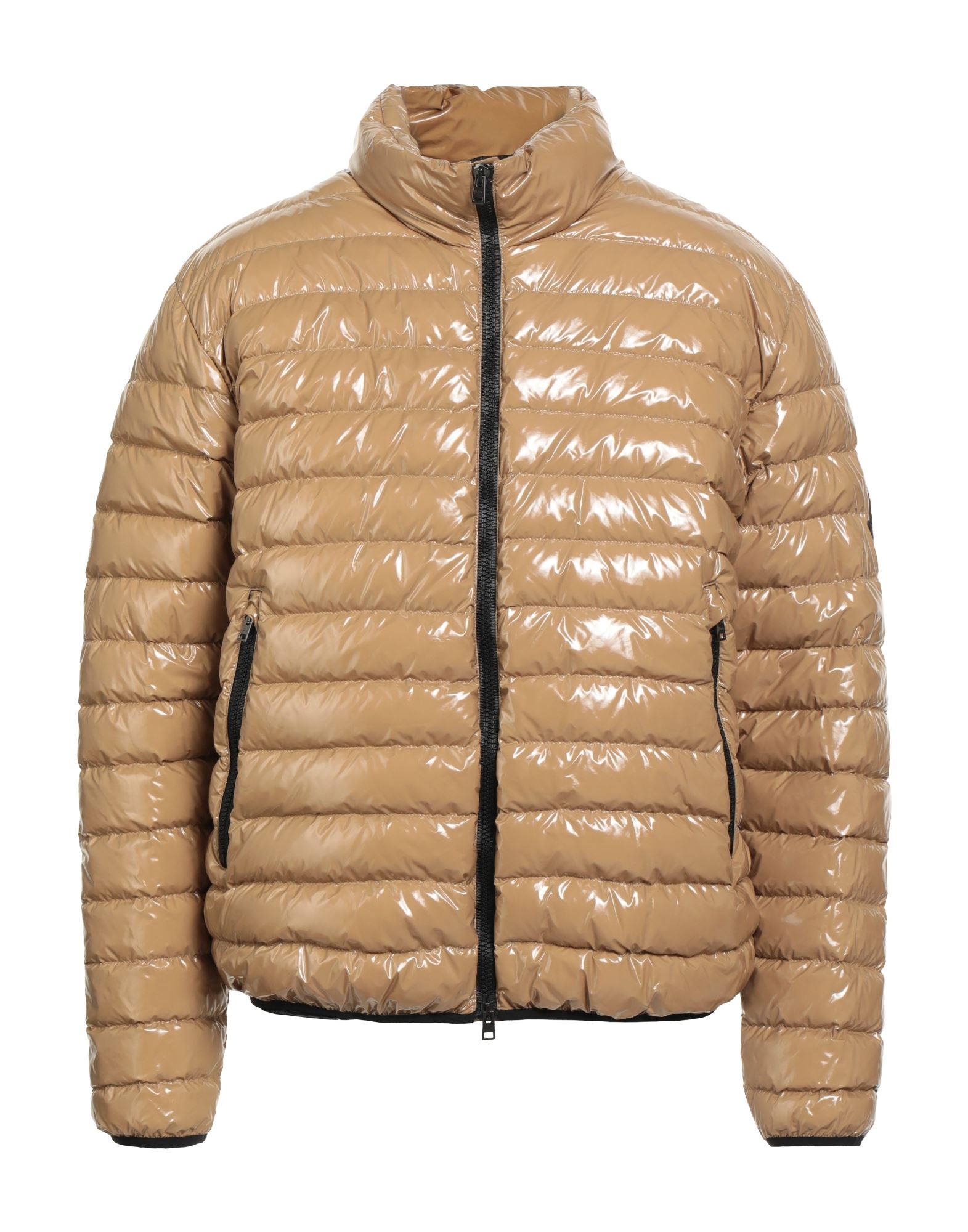 쇼트 다운 자켓, 테크니컬 패브릭, 퀼팅, 페이턴트 효과, 브랜드 로고, 솔리드 컬러, 터틀넥, 롱 슬리브, 구스 다운 내장, 라이트 패딩, 지퍼 여밈, 지퍼 포켓, 내부 포켓, 동물성 비섬유 자재 함유, 드라이클리닝, 표백 금지, 건조기 사용불가. 이미지