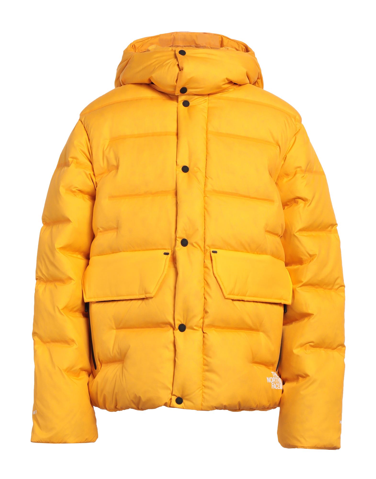 쇼트 다운 자켓, 테크니컬 패브릭, 퀼팅, 브랜드 로고, 솔리드 컬러, 목 부분의 분리 가능한 후드, 싱글브레스티드, 롱 슬리브, 부분 다운 패딩, 지퍼 여밈, 스냅버튼 여밈, 멀티 포켓, 재활용 소재, 동물성 비섬유 자재 함유, 세탁기로 세탁, 표백 금지, 건조기 사용가능. 이미지