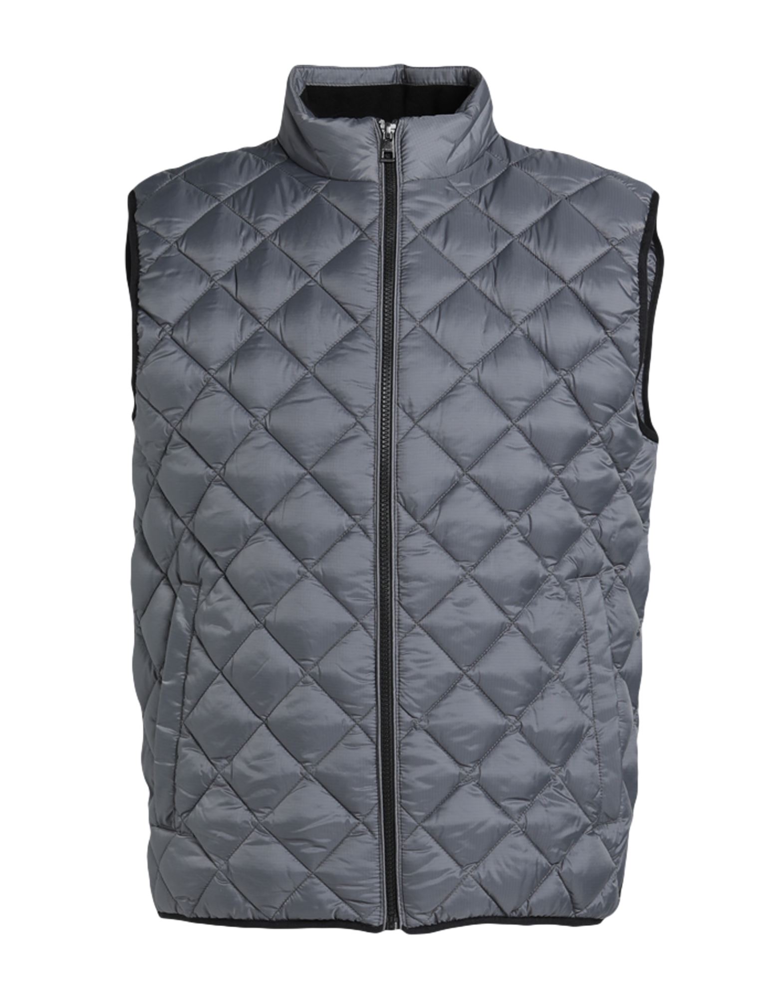 테크니컬 패브릭, 퀼팅, 솔리드 컬러, 브랜드 로고, 터틀넥, 싱글브레스티드, 슬리브리스, 합성 충전재, 지퍼 여밈, 멀티 포켓. 이미지