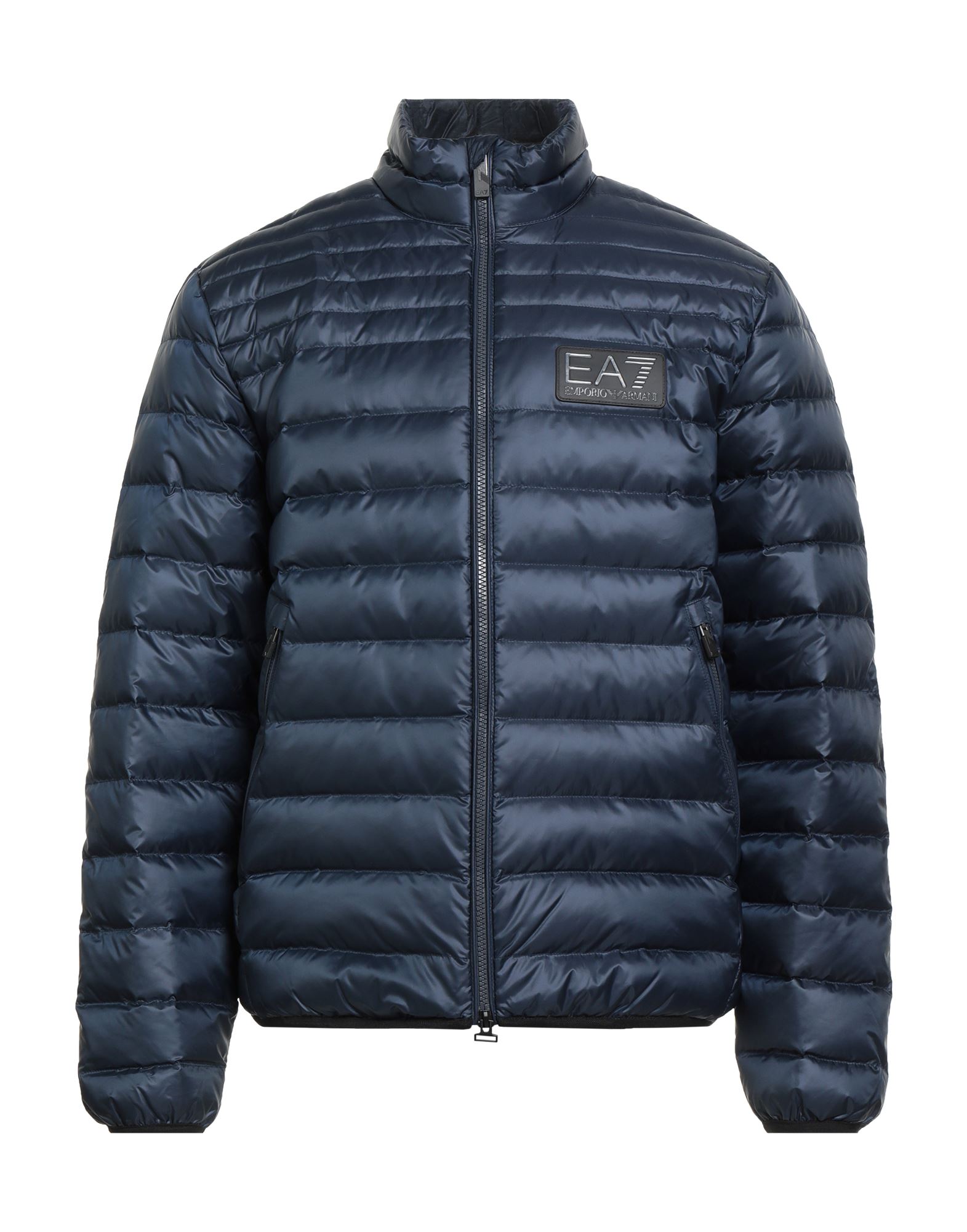 쇼트 다운 자켓, 테크니컬 패브릭, 퀼팅, 브랜드 로고, 솔리드 컬러, 목 넥, 롱 슬리브, 덕 다운 내장, 라이트 패딩, 지퍼 여밈, 지퍼 포켓, 동물성 비섬유 자재 함유, 세탁기로 세탁, 표백 금지, 건조기 사용불가. 이미지