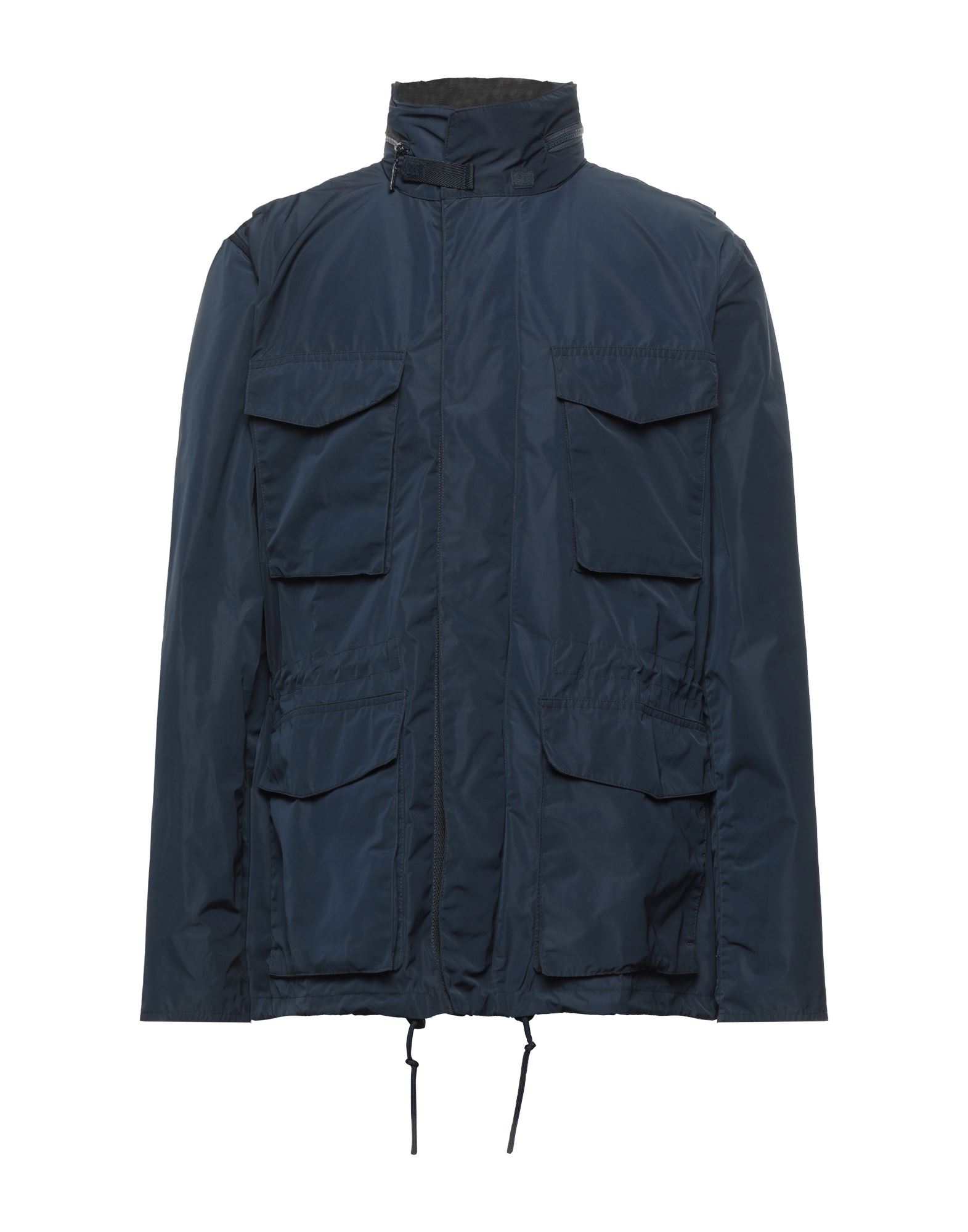 사파리 자켓, 테크니컬 패브릭, 솔리드 컬러, 자수 로고 장식, 가죽 인서트, 후드, 싱글브레스티드, 롱 슬리브, 안감없음, 지퍼 여밈, 스냅버튼 여밈, 멀티 포켓, 동물성 비섬유 자재 함유, 세탁기 세탁 또는 드라이클리닝, 표백 금지, 건조기 사용불가. 이미지