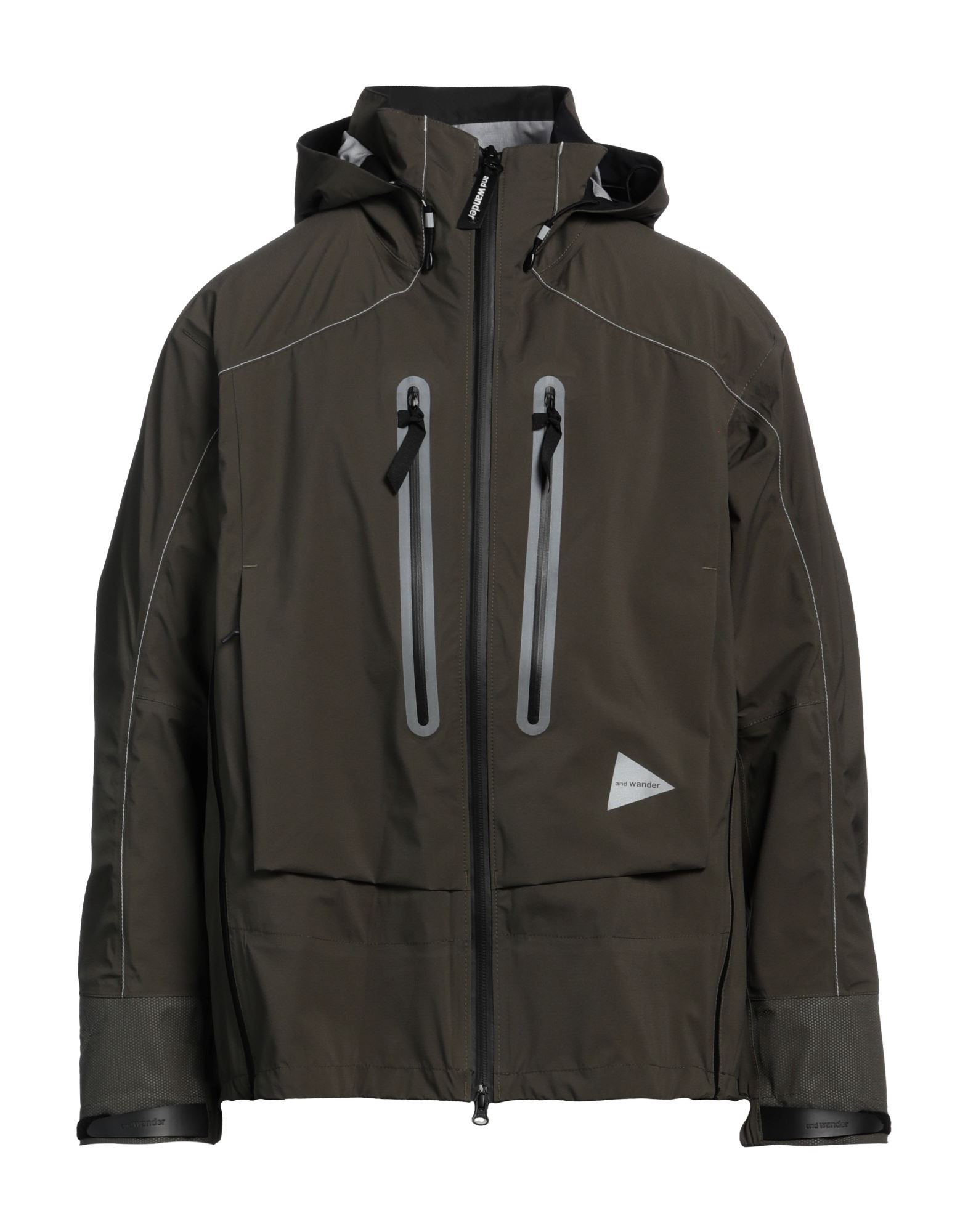 테크니컬 패브릭, 브랜드 로고, 솔리드 컬러, 후드, 싱글브레스티드, 롱 슬리브, 안감없음, 지퍼 여밈, 멀티 포켓, 드로스트링 헴라인, 세탁기 세탁 또는 드라이클리닝, 표백 금지, 건조기 사용불가, 윈드브레이커. 이미지