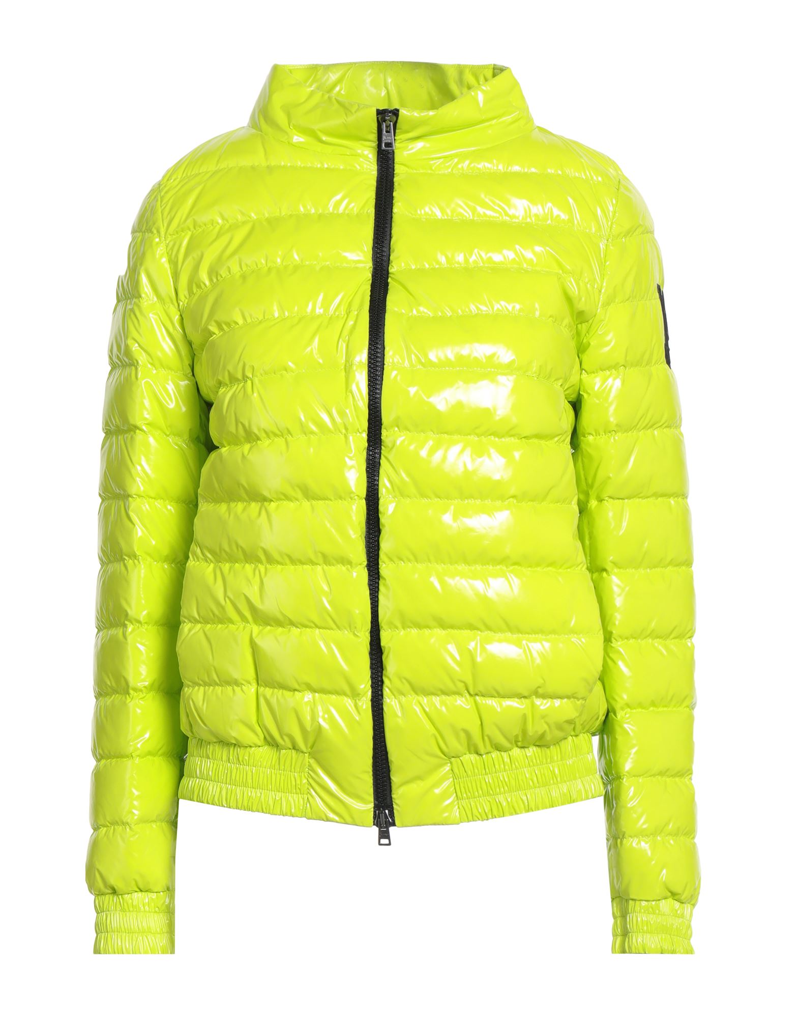 쇼트 다운 자켓, 인조가죽, 브랜드 로고, 솔리드 컬러, 터틀넥, 롱 슬리브, 구스 다운 내장, 라이트 패딩, 지퍼 여밈, 멀티 포켓, 동물성 비섬유 자재 함유, 드라이클리닝, 건조기 사용불가. 이미지