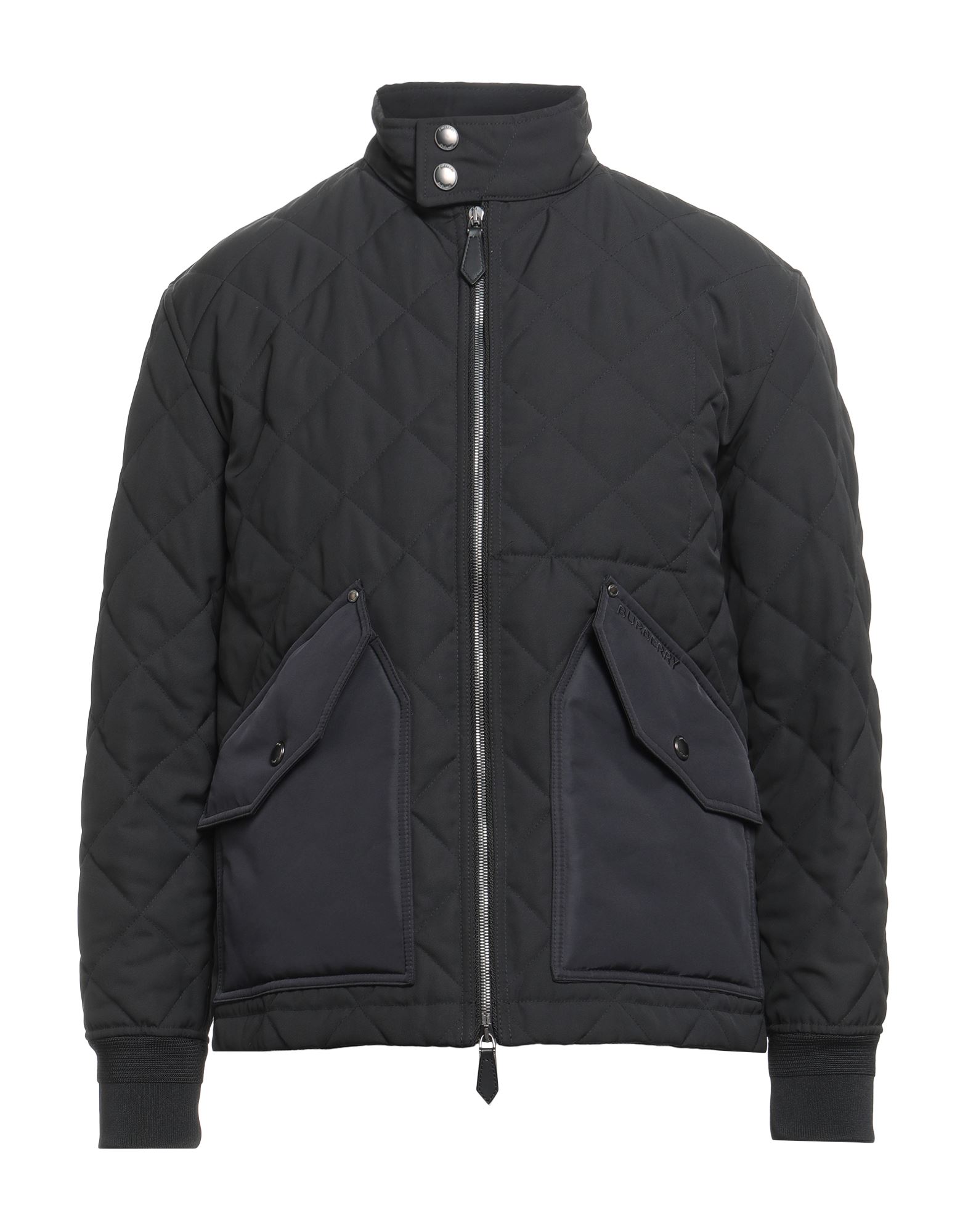 캐주얼 자켓, 트윌, 자수 로고 장식, 니트 트리밍, 솔리드 컬러, 터틀넥, 롱 슬리브, 합성 충전재, 라이트 패딩, 지퍼 여밈, 스냅버튼 여밈, 플랩 포켓, 동물성 비섬유 자재 함유, 드라이클리닝, 표백 금지, 건조기 사용불가. 이미지