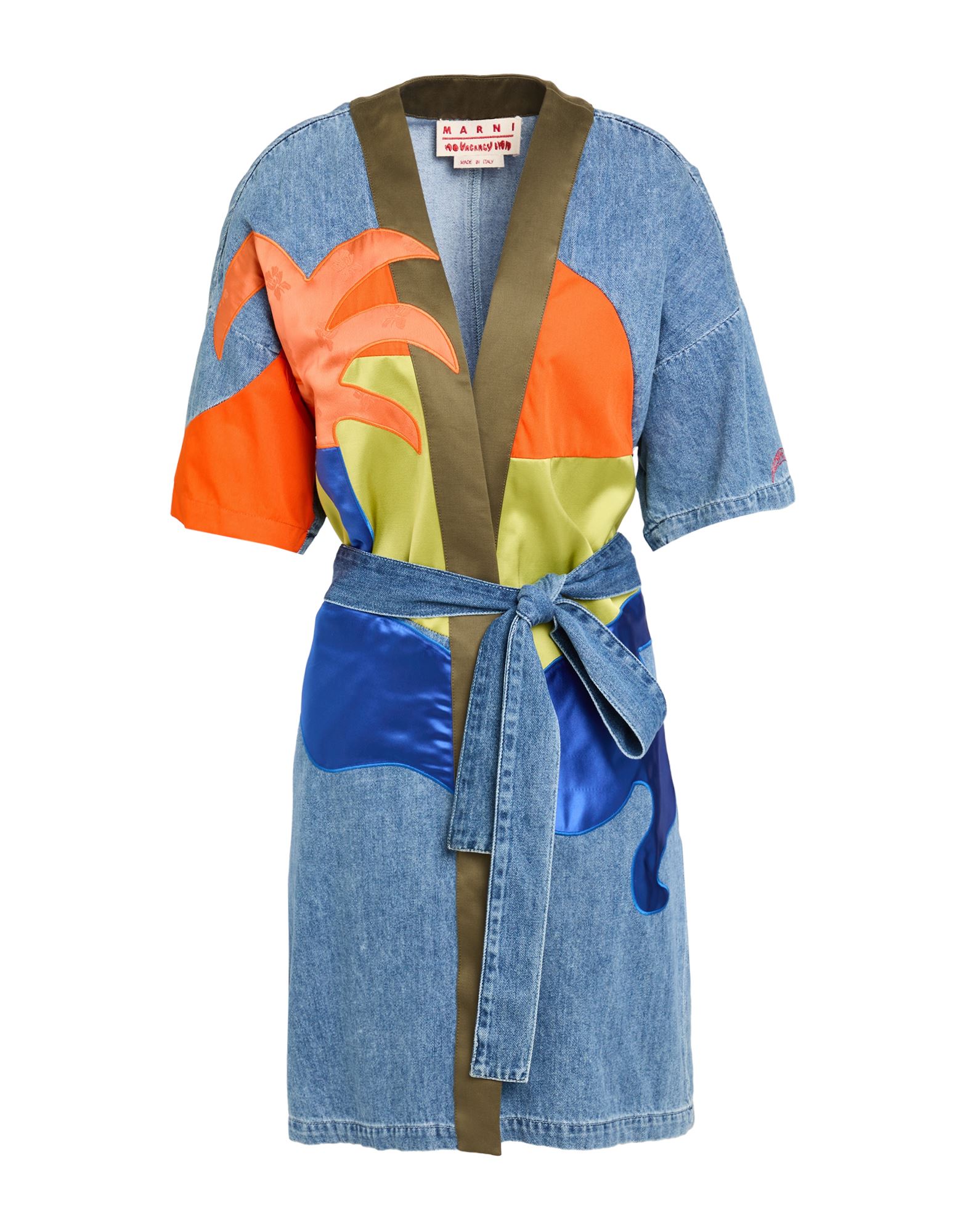 데님 트렌치 코트, 데님, 새틴, 멀티컬러 패턴, 장식 효과, 벨트, 미디엄 워싱, 딥 네크라인, 싱글브레스티드, 3/4길이 슬리브, 안감있음, 멀티 포켓, 세탁기 세탁 또는 드라이클리닝, 표백 금지, 건조기 사용불가. 이미지