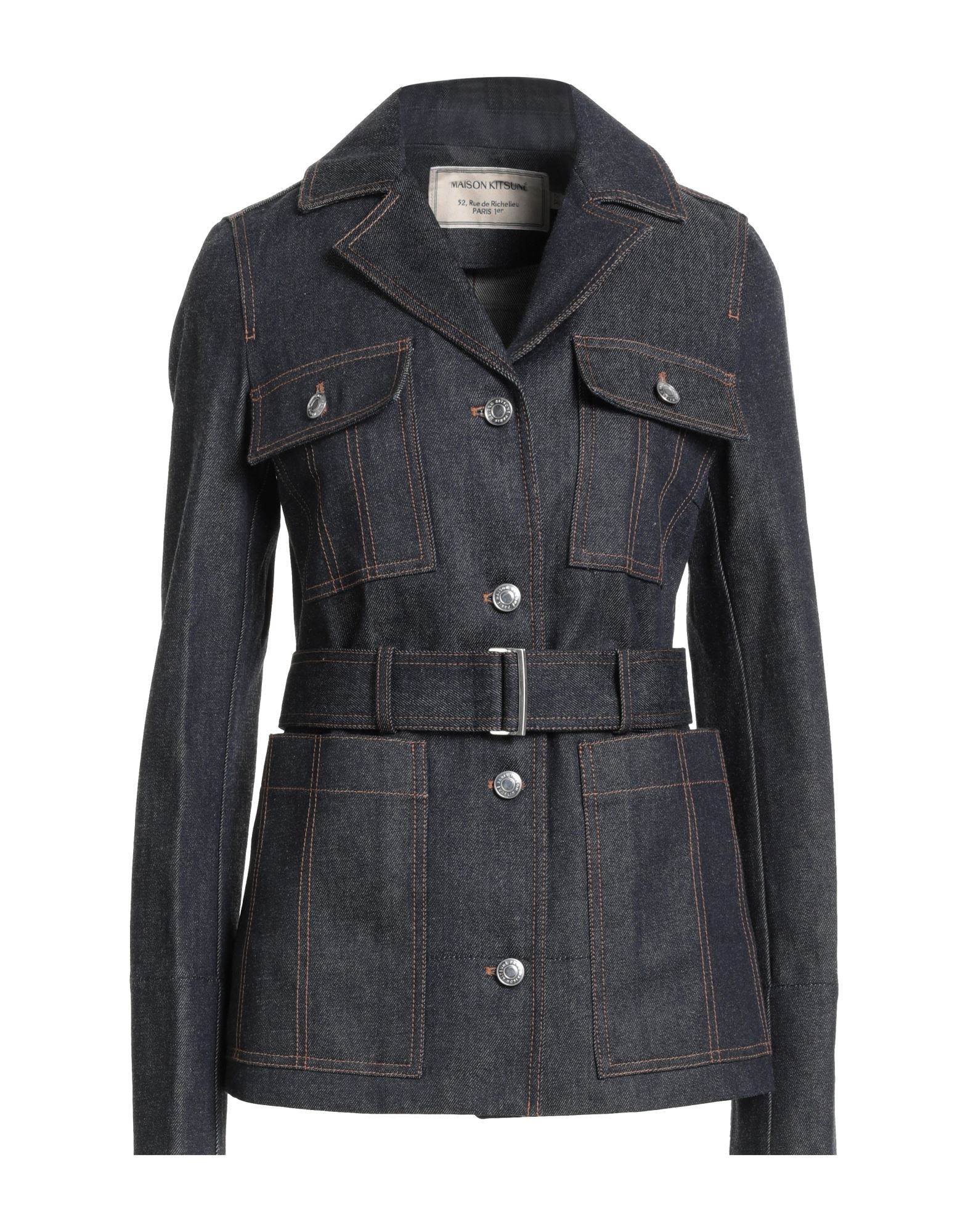 데님 자켓, 데님, 벨트, 솔리드 컬러, 다크 워싱, 라펠, 롱 슬리브, 안감없음, 버튼 여밈, 패치 포켓, 포켓 2개, 드라이클리닝, 표백 금지, 건조기 사용불가, 다림질 금지. 이미지