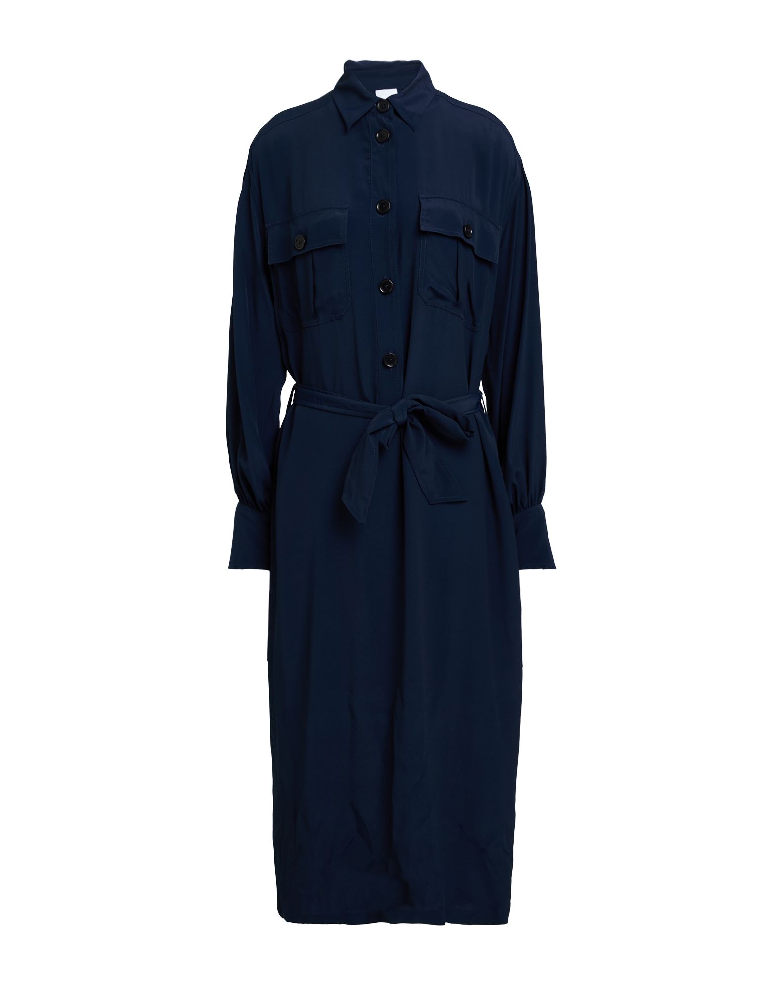 셔츠 드레스, 크레이프, 솔리드 컬러, 장식 부착 없음, 폴로 칼라, 롱 슬리브, 안감없음, 버튼 여밈, 벨티드 웨이스트, 플랩 포켓, 세탁기 세탁 또는 드라이클리닝, 표백 금지, 건조기 사용불가, 편안함과 우아함이 결합된 격식을 갖춘 세련된 포멀 오피스 룩. 이미지