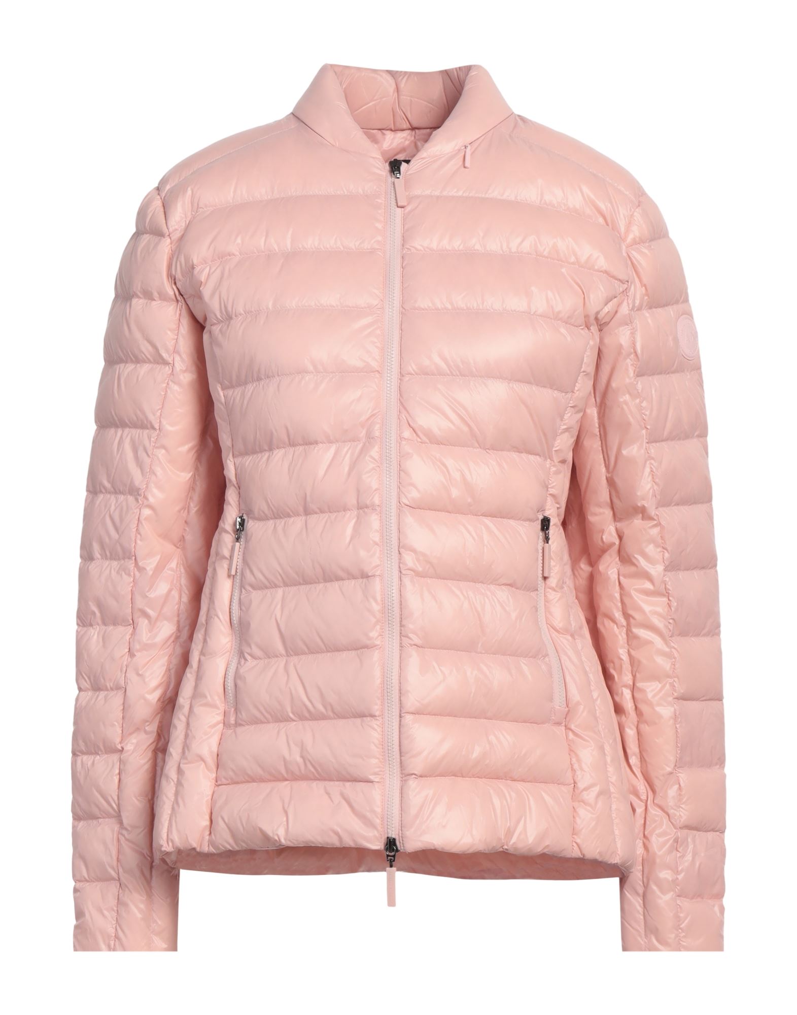 쇼트 다운 자켓, 테크니컬 패브릭, 퀼팅, 솔리드 컬러, 브랜드 로고, 목 부분의 분리 가능한 후드, 싱글브레스티드, 롱 슬리브, 덕 다운 내장, 라이트 패딩, 지퍼 여밈, 지퍼 포켓, 동물성 비섬유 자재 함유, 세탁기로 세탁, 표백 금지, 건조기 사용불가. 이미지