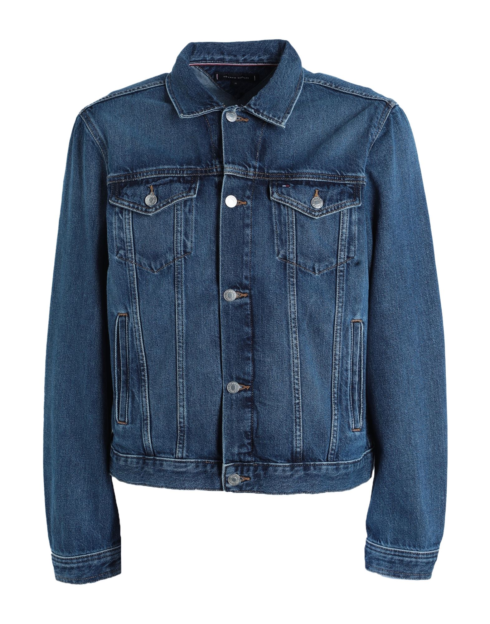 데님 트러커 자켓, 데님, 바랜 효과, 솔리드 컬러, 브랜드 로고, 미디엄 워싱, 클래식 칼라, 싱글브레스티드, 롱 슬리브, 버튼 커프스, 안감없음, 버튼 여밈, 멀티 포켓. 이미지