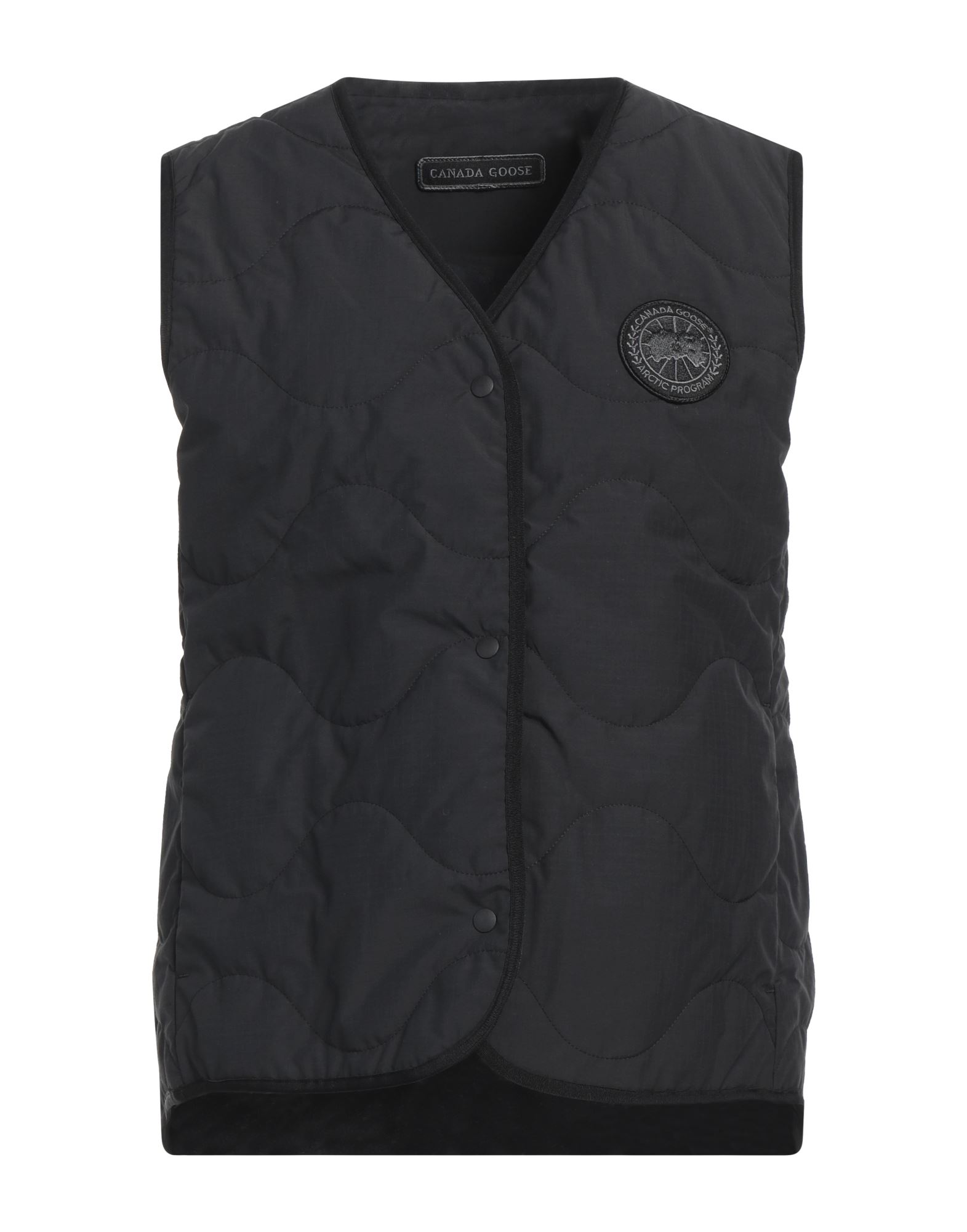 테크니컬 패브릭, 브랜드 로고, 솔리드 컬러, v 네크라인, 싱글브레스티드, 슬리브리스, 합성 충전재, 라이트 패딩, 스냅버튼 여밈, 멀티 포켓, 드라이클리닝, 표백 금지, 건조기 사용불가. 이미지