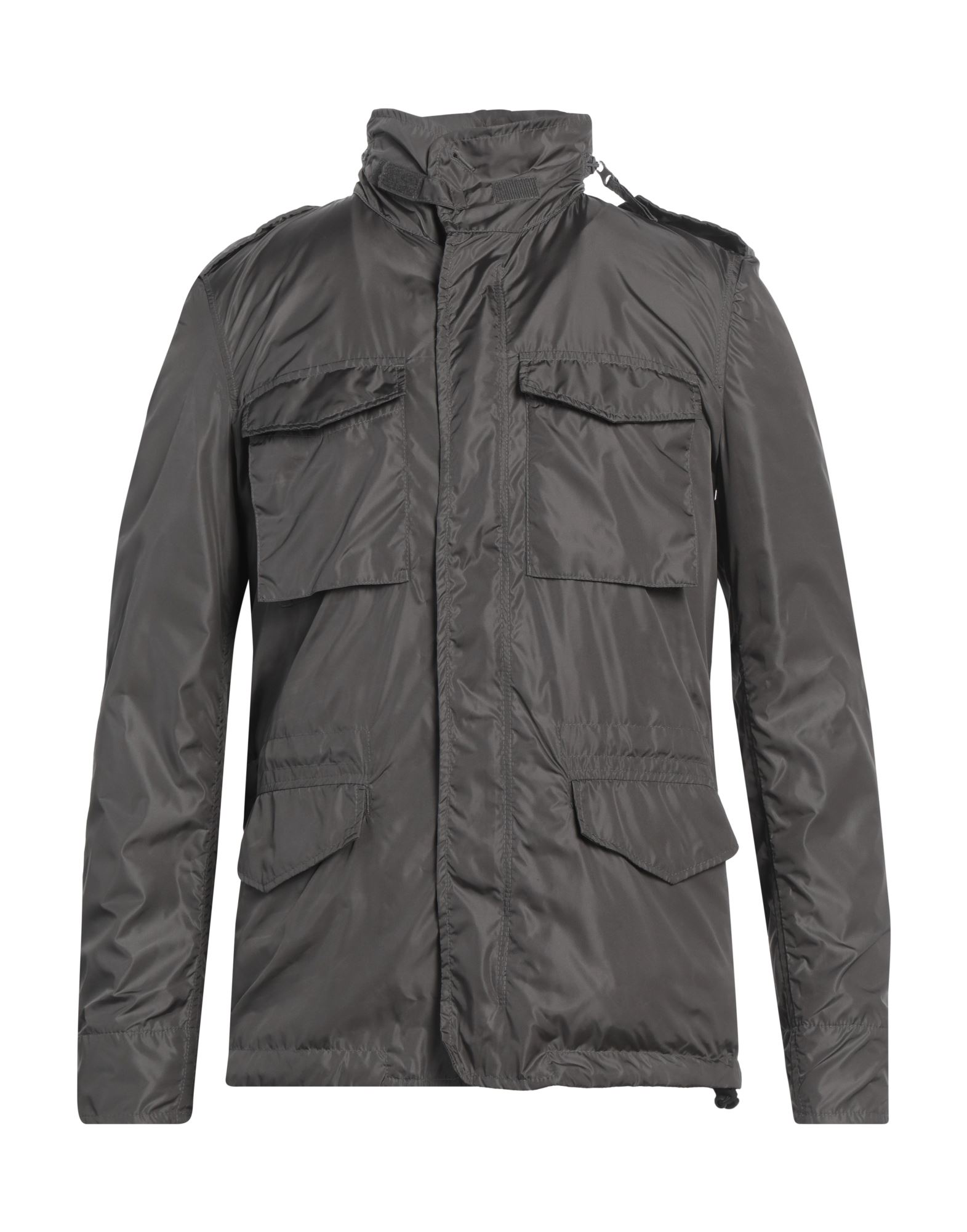 사파리 자켓, 테크니컬 패브릭, 솔리드 컬러, 브랜드 로고, 탭, 후드, 싱글브레스티드, 롱 슬리브, 안감없음, 지퍼 여밈, 스냅버튼 여밈, 멀티 포켓, 드로스트링 헴라인, 세탁기 세탁 또는 드라이클리닝, 표백 금지, 건조기 사용가능. 이미지