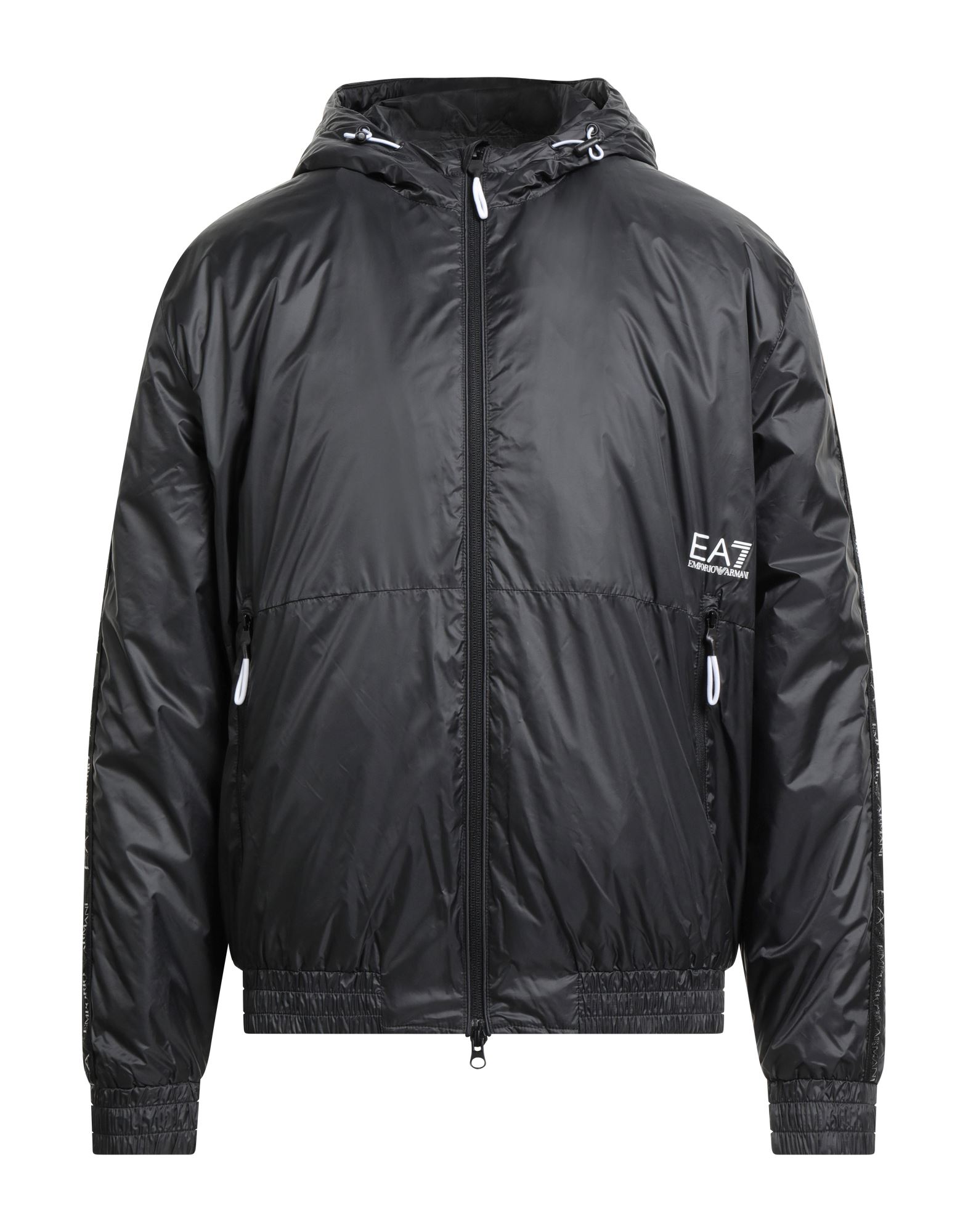 윈드브레이커, 테크니컬 패브릭, 솔리드 컬러, 브랜드 로고, 후드, 롱 슬리브, 엘라스틱 커프스, 합성 충전재, 지퍼 여밈, 지퍼 포켓, 세탁기로 세탁, 표백 금지, 건조기 사용불가. 이미지