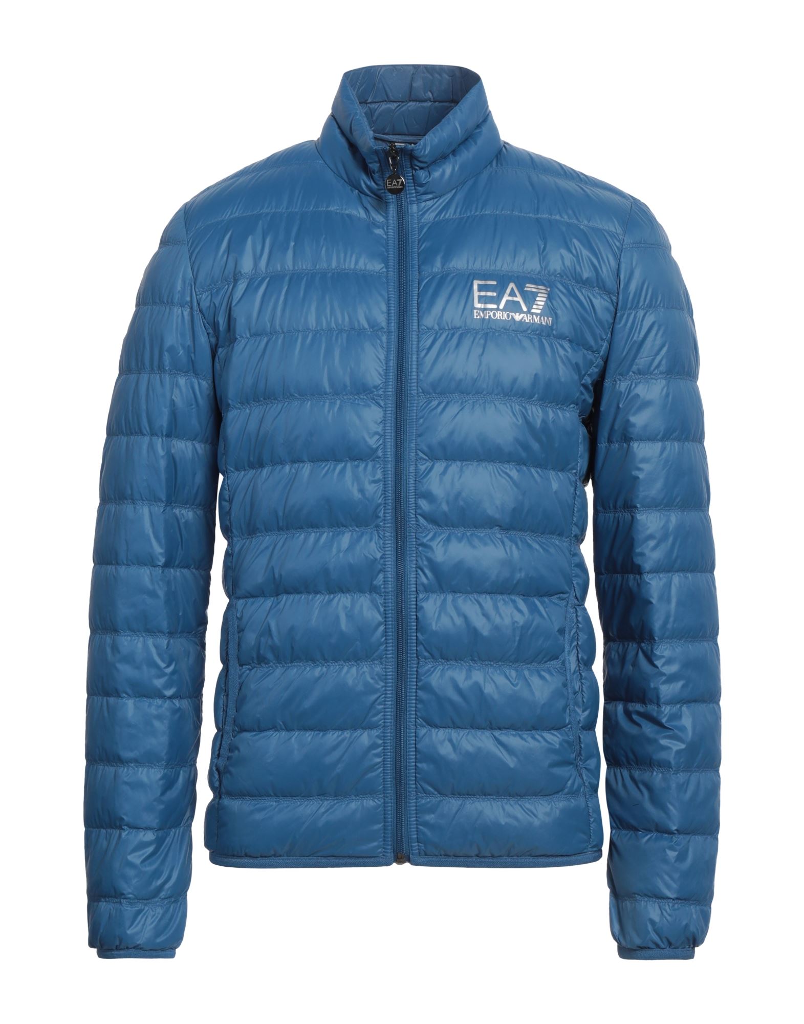 쇼트 다운 자켓, 테크니컬 패브릭, 퀼팅, 솔리드 컬러, 브랜드 로고, 터틀넥, 싱글브레스티드, 롱 슬리브, 덕 다운 내장, 지퍼 여밈, 멀티 포켓, 동물성 비섬유 자재 함유, 세탁기로 세탁, 표백 금지, 건조기 사용불가. 이미지