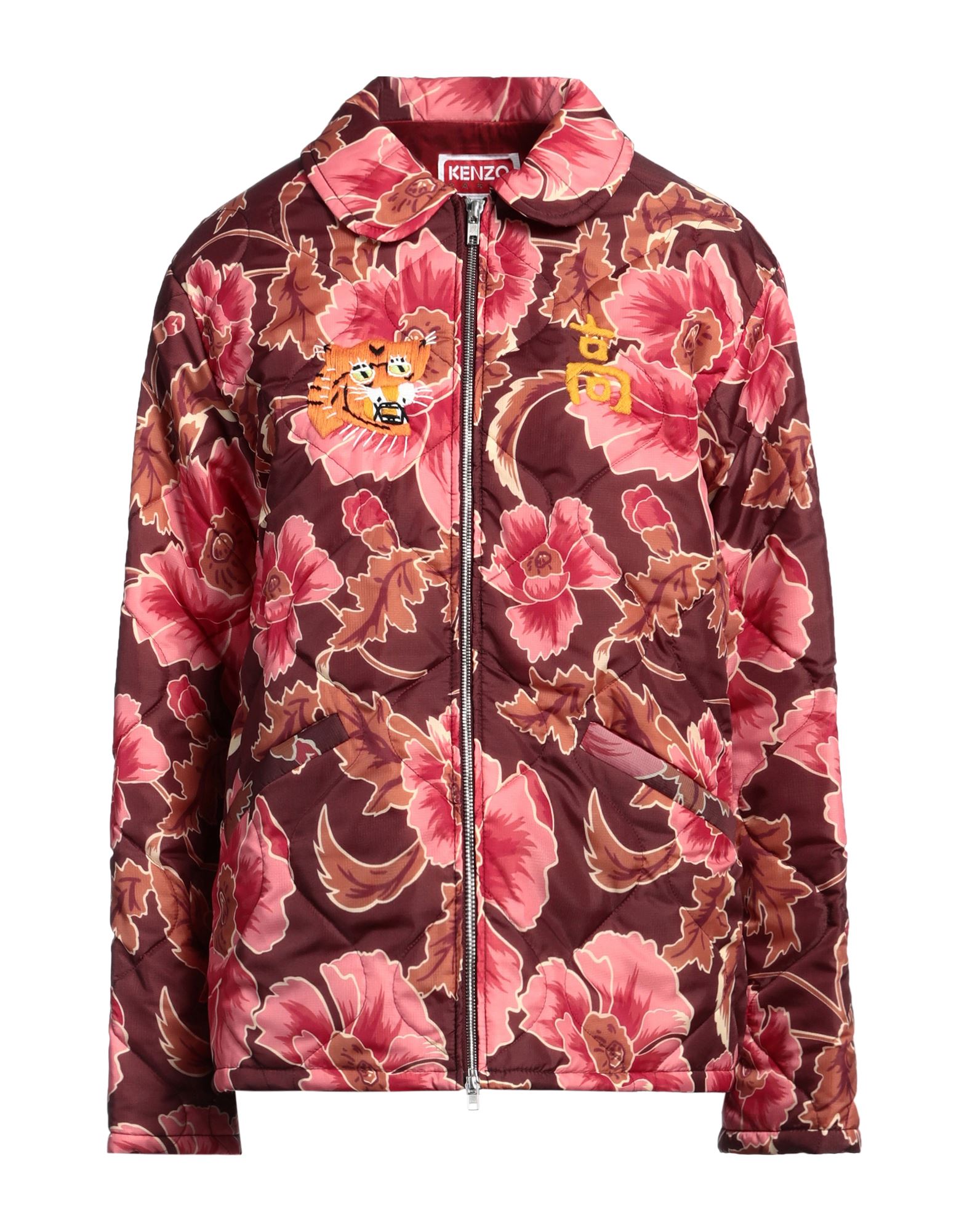 퀼팅 자켓, 테크니컬 패브릭, 퀼팅, 자수 로고 장식, 플로럴 모티브, 라운드 칼라, 싱글브레스티드, 롱 슬리브, 합성 충전재, 라이트 패딩, 지퍼 여밈, 멀티 포켓, 드라이클리닝, 표백 금지, 건조기 사용불가. 이미지