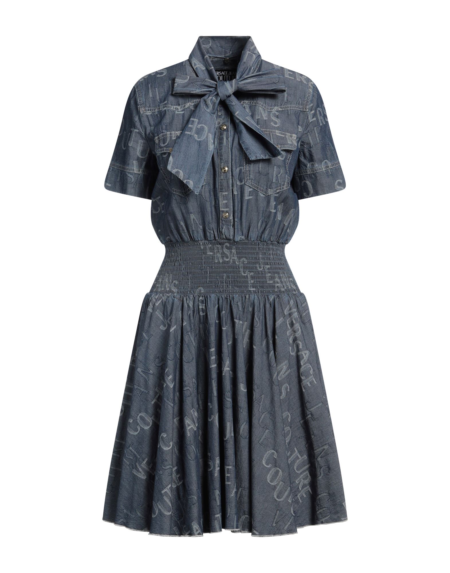 풀 스커트 원피스, 데님, 로고 디자인, 장식 부착 없음, 보우 타이 네크라인, 다크 워싱, 쇼트 슬리브, 안감없음, 스냅버튼 여밈, 포켓 2개, 세탁기 세탁 또는 드라이클리닝, 표백 금지, 건조기 사용불가. 이미지