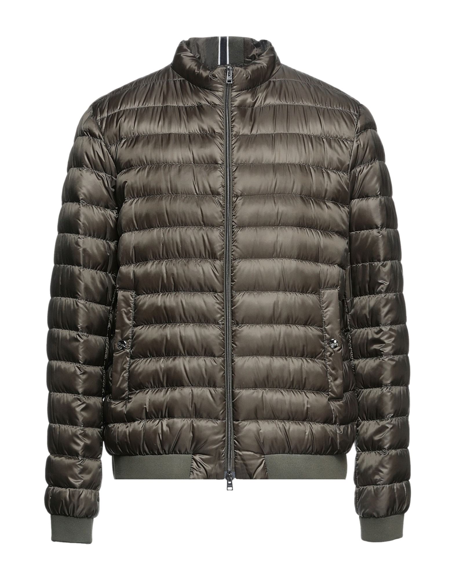 쇼트 다운 자켓, 셰르파 원단, 퀼팅, 솔리드 컬러, 브랜드 로고, 터틀넥, 싱글브레스티드, 롱 슬리브, 구스 다운 내장, 지퍼 여밈, 멀티 포켓, 동물성 비섬유 자재 함유, 드라이클리닝, 표백 금지, 건조기 사용불가. 이미지