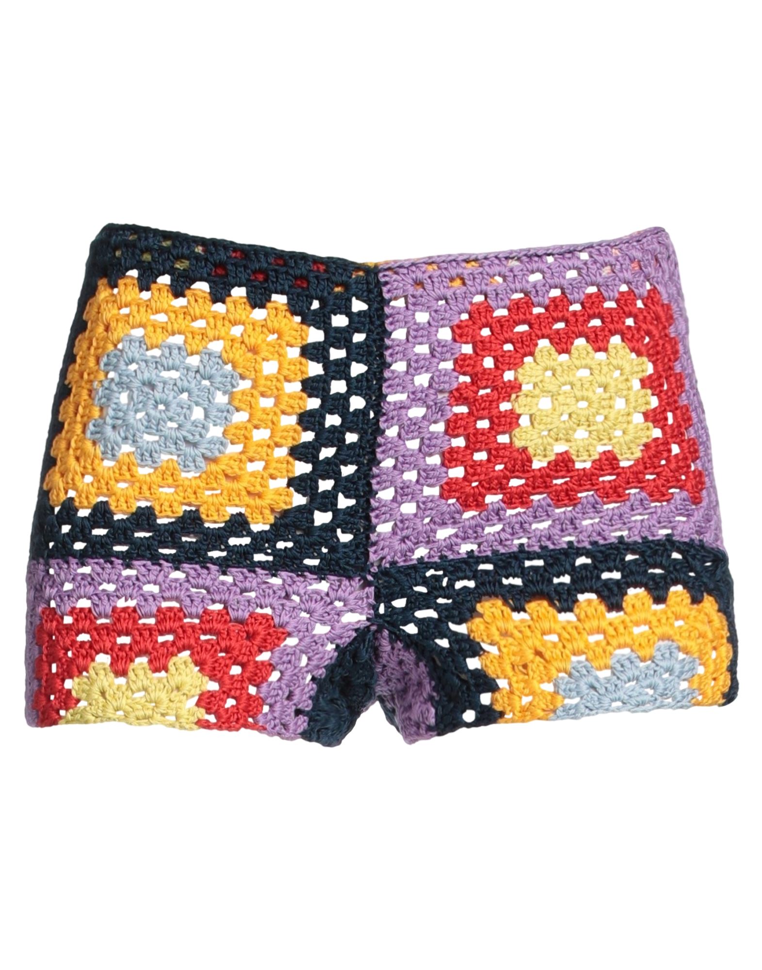 니트 소재, 미디엄웨이트 니트, 장식 부착 없음, 멀티컬러 패턴, 노멀 웨이스트, 지퍼 여밈, 포켓 없음, 루즈 핏, 반바지. 이미지