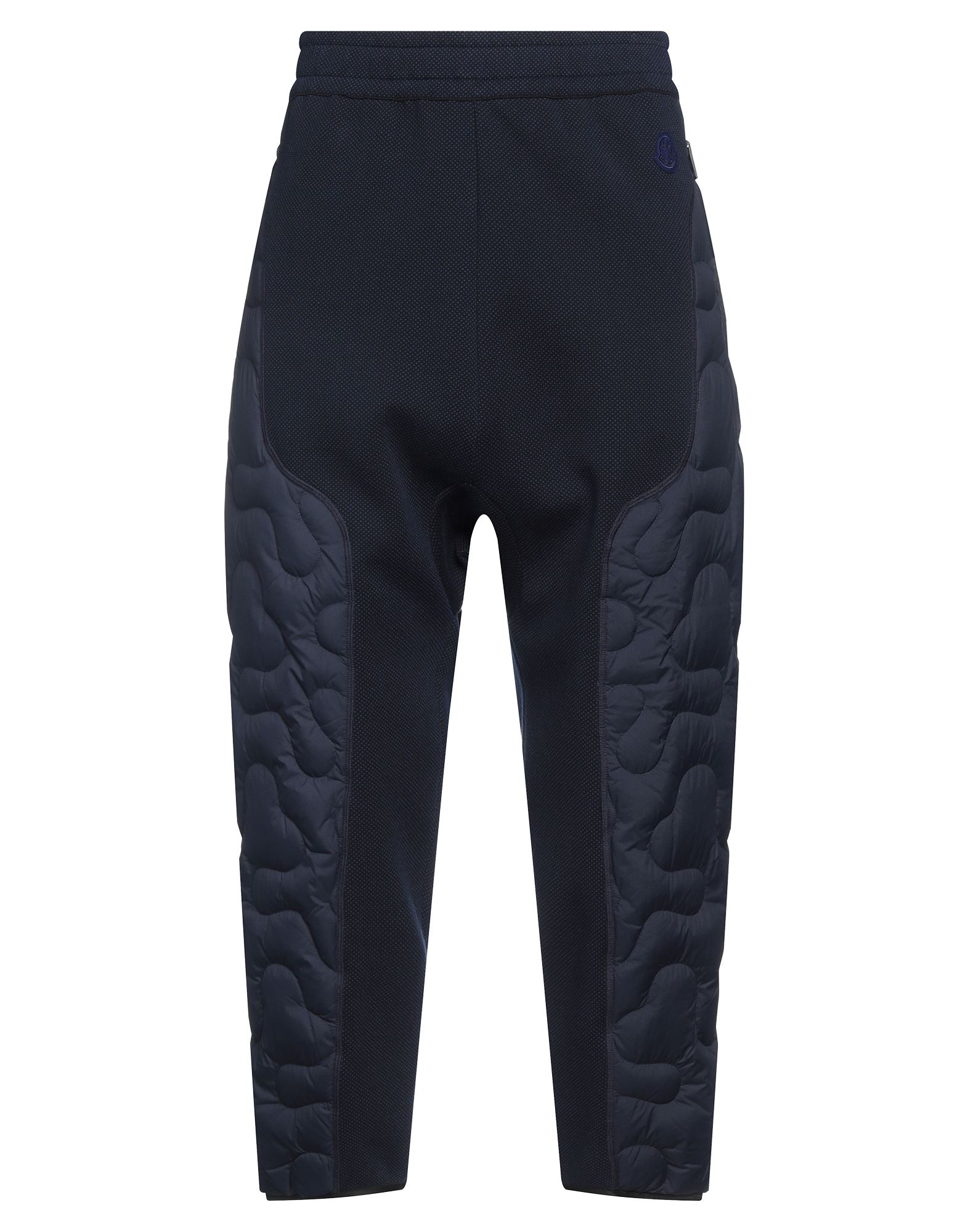 트랙 팬츠, 저지, 테크니컬 패브릭, 솔리드 컬러, 브랜드 로고, 하이 웨이스트, 레귤러 핏, 구스 다운 내장, 지퍼 포켓, 세탁기 세탁 또는 드라이클리닝, 표백 금지, 건조기 사용불가, 동물성 비섬유 자재 함유, 크롭트, 운동이나 야외 활동에 적합한, 스타일과 편안함을 모두 갖춘 퍼포먼스 스포츠웨어. 이미지