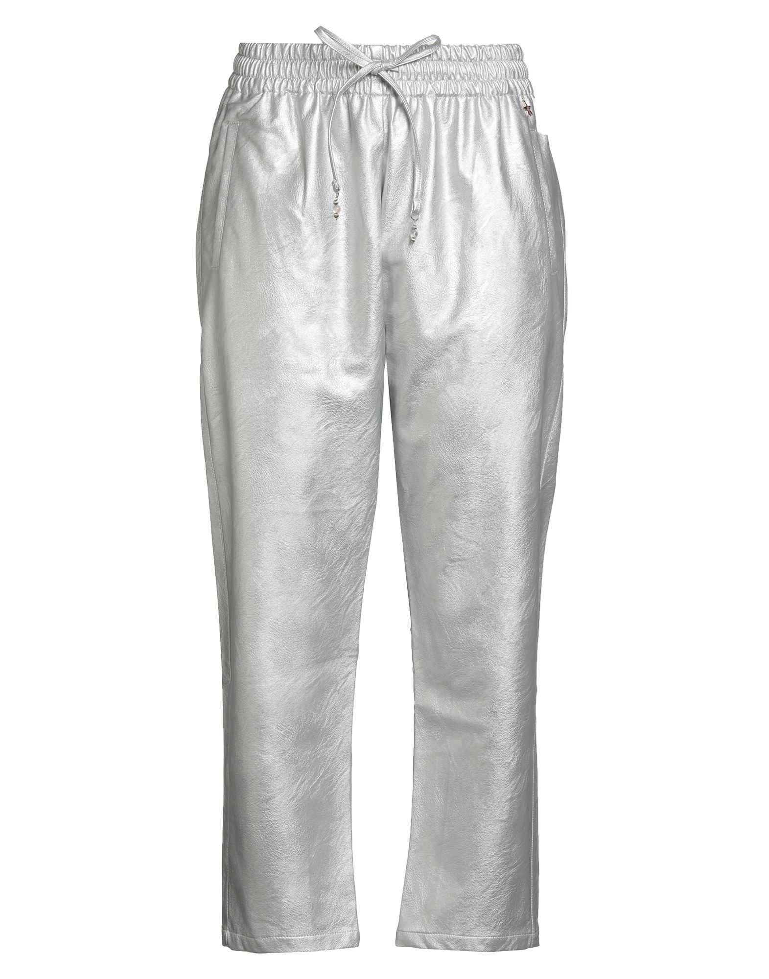 테이퍼드 팬츠, 인조가죽, 메탈릭 효과, 솔리드 컬러, 브랜드 로고, 하이 웨이스트, 드로스트링 웨이스트, 레귤러 핏, 슬릿 포켓, 세탁기 세탁 또는 드라이클리닝, 표백 금지, 건조기 사용불가, 크롭트, 스타일과 우아함 그리고 화려함이 어우러진 멋진 파티 룩을 연출해줄 피스. 이미지