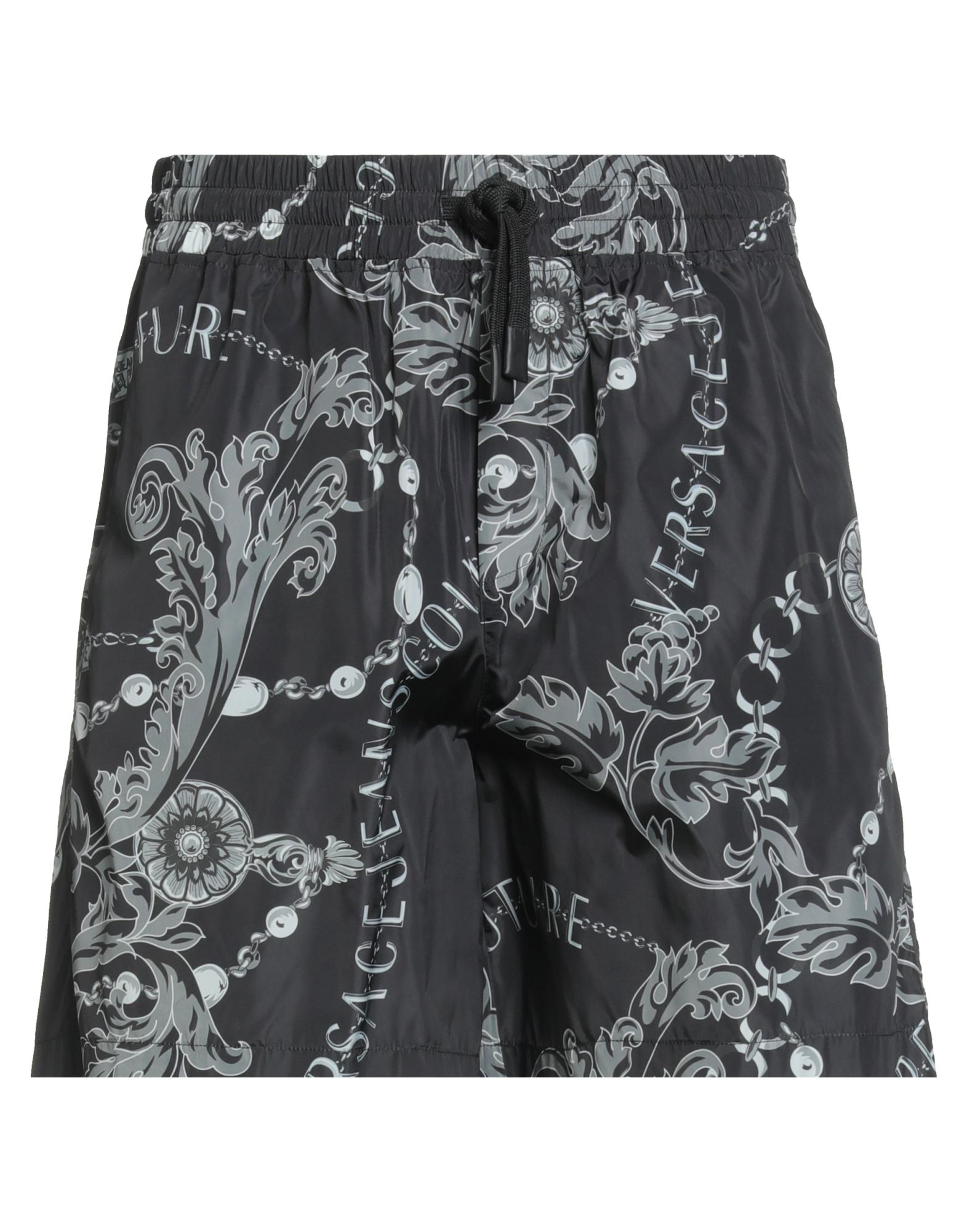 스포츠 쇼츠, 테크니컬 패브릭, 시그니처 프린트, 브랜드 로고, 하이 웨이스트, 엘라스틱 웨이스트라인, 드로스트링 여밈, 멀티 포켓, 세탁기로 세탁, 건조기 사용불가, 운동이나 야외 활동에 적합한, 스타일과 편안함을 모두 갖춘 퍼포먼스 스포츠웨어, 이 브랜드는 사이즈가 작게 나옵니다. 이미지