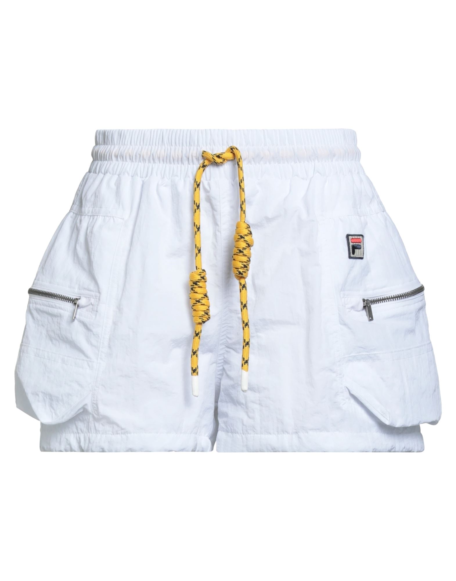 스포츠 쇼츠, 테크니컬 패브릭, 솔리드 컬러, 브랜드 로고, 노멀 웨이스트, 드로스트링 웨이스트, 멀티 포켓, 세탁기로 세탁, 표백 금지, 건조기 사용불가, 운동이나 야외 활동에 적합한, 스타일과 편안함을 모두 갖춘 퍼포먼스 스포츠웨어. 이미지