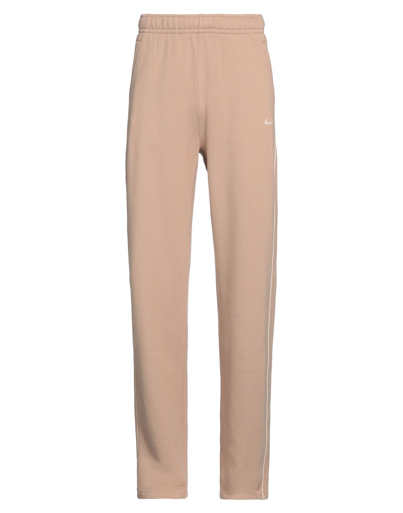 트랙 팬츠, 플리스, 솔리드 컬러, 자수 로고 장식, 노멀 웨이스트, 엘라스틱 웨이스트라인, 컴포트 핏, 드로스트링 여밈, 멀티 포켓, 세탁기로 세탁, 표백 금지, 건조기 사용불가, 다림질 금지, 운동이나 야외 활동에 적합한, 스타일과 편안함을 모두 갖춘 퍼포먼스 스포츠웨어. 이미지