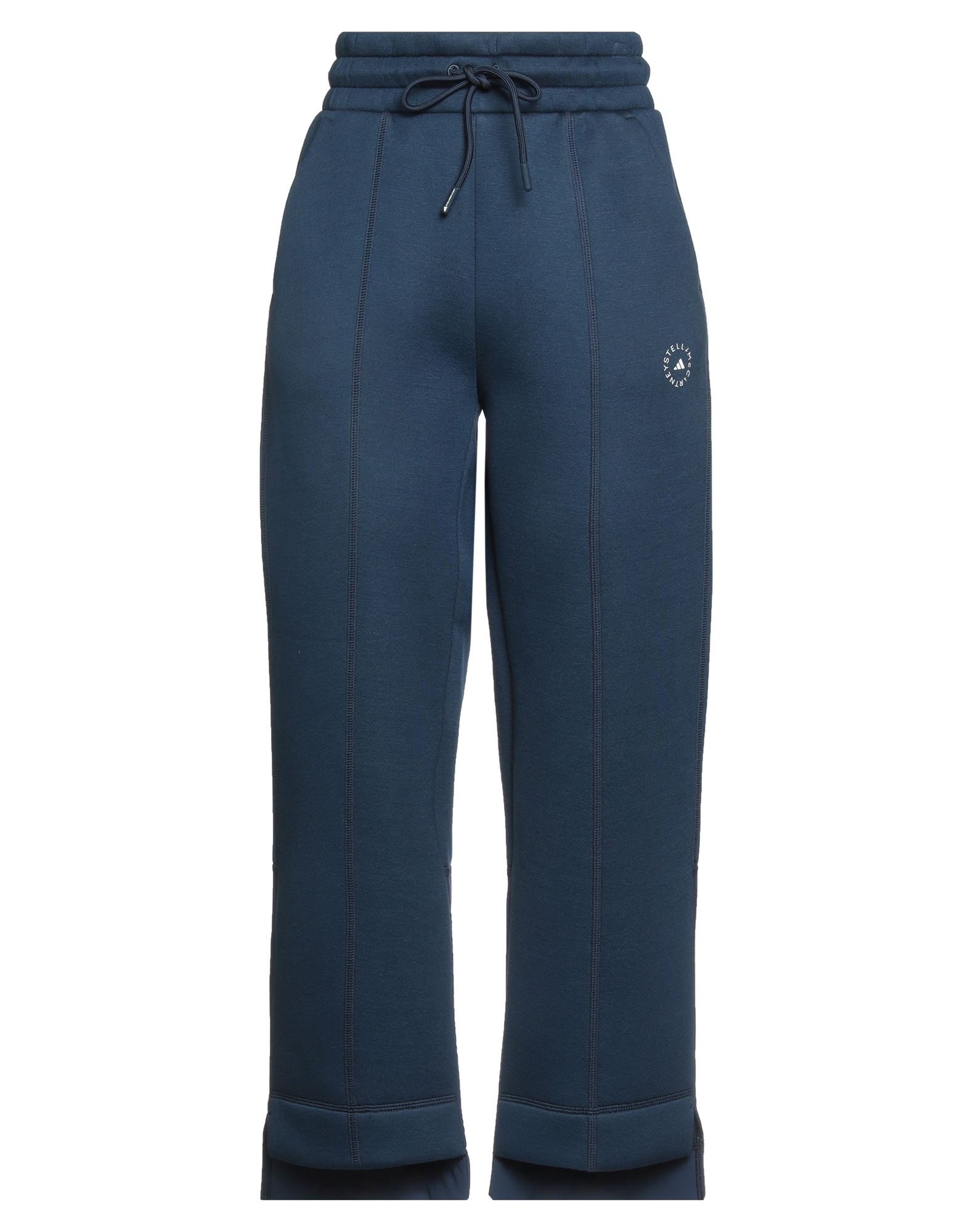 트랙 팬츠, 스쿠버 원단, 테크니컬 패브릭, 솔리드 컬러, 브랜드 로고, 하이 웨이스트, 드로스트링 웨이스트, 컴포트 핏, 멀티 포켓, 세탁기로 세탁, 표백 금지, 건조기 사용불가, 운동이나 야외 활동에 적합한, 스타일과 편안함을 모두 갖춘 퍼포먼스 스포츠웨어. 이미지