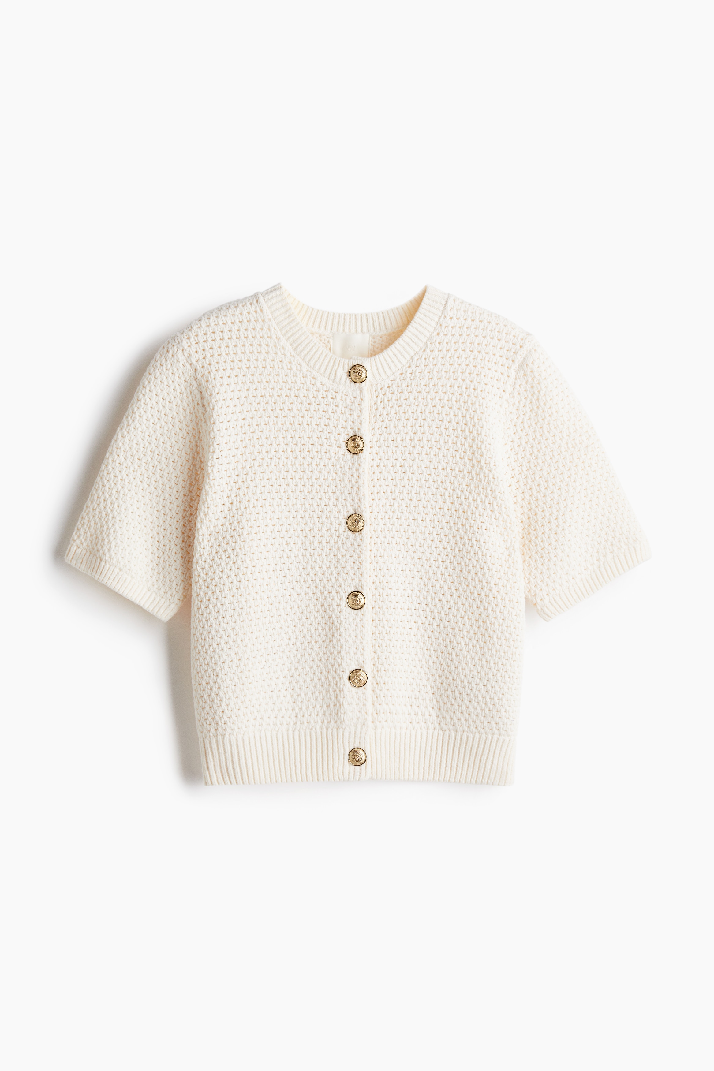 코튼이 혼방된 텍스처 니트 소재의 크롭트 가디건. 반소매. 장식이 새겨진 앞면 금속 버튼. 리브드 마감된 옷단. 이미지
