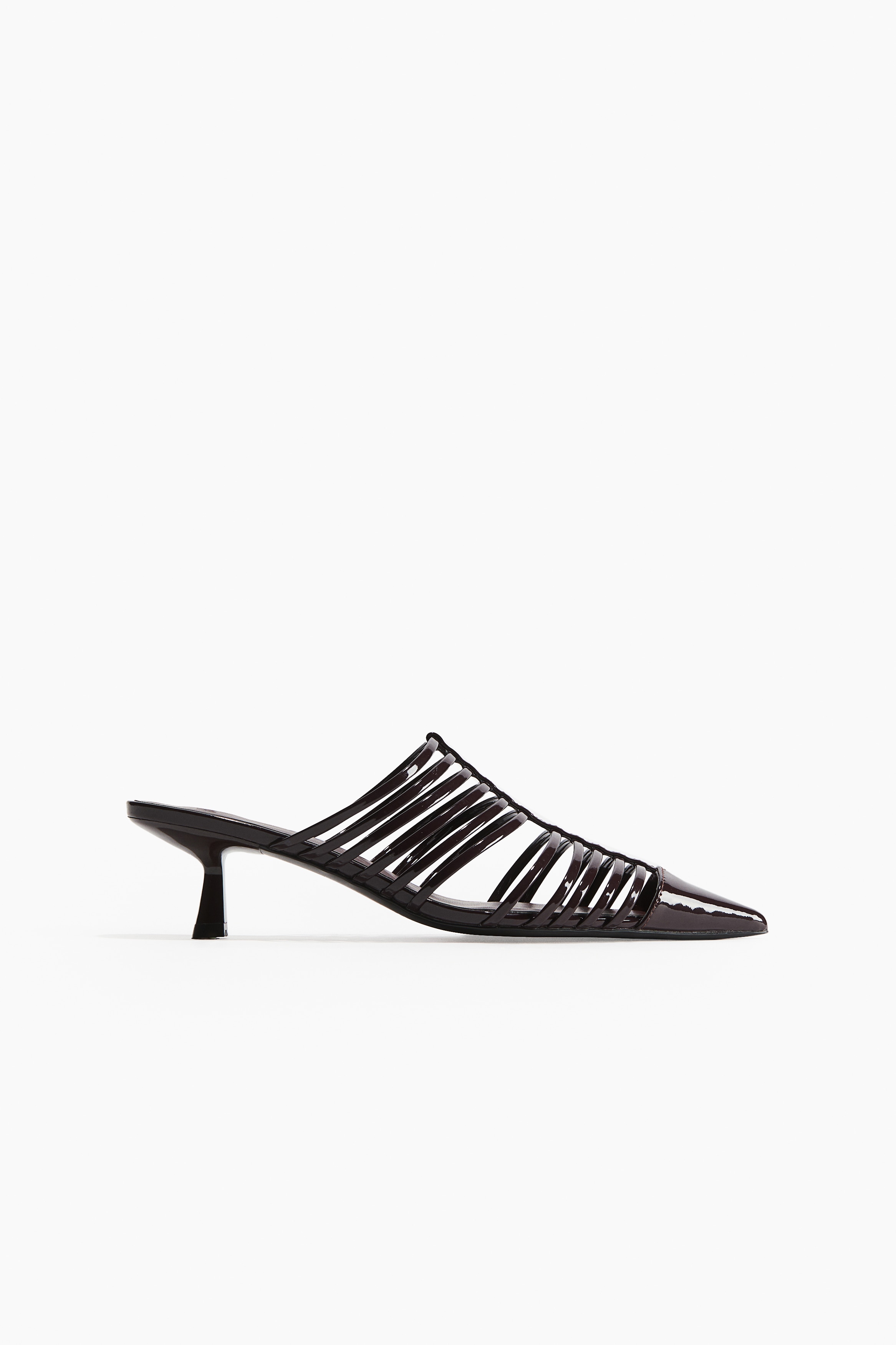 포인티드 토 스타일 뮬. 가느다란 발등 스트랩. 커버된 키튼힐. 이미지