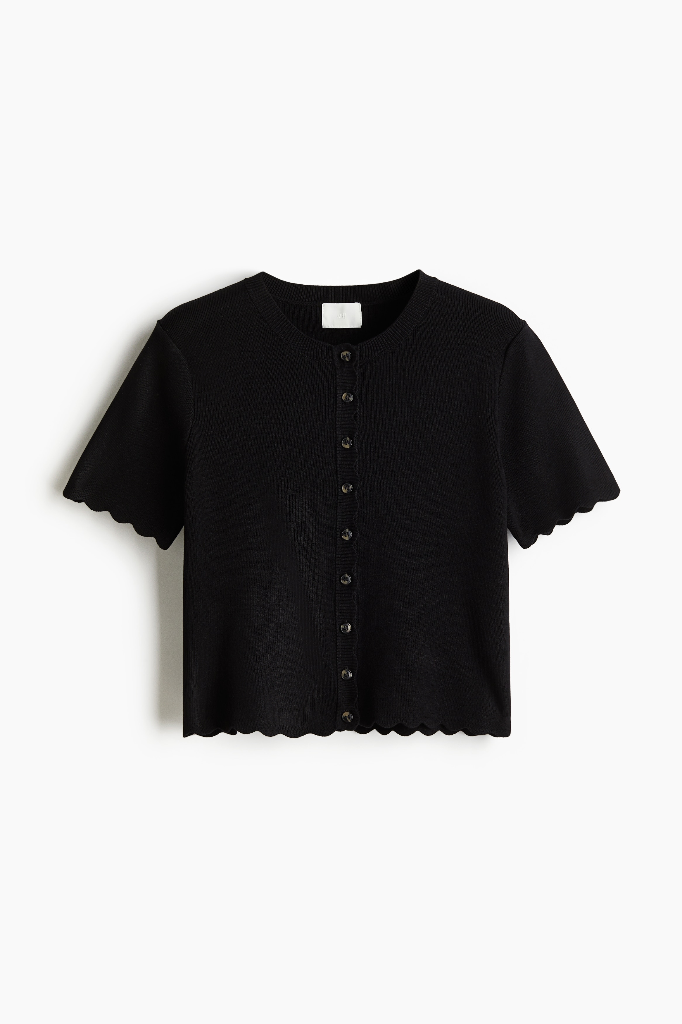 파인니트 소재의 짧고 피트되는 가디건. 라운드넥. 앞면 버튼 클로저. 반소매. 버튼단과 소맷단, 아랫단이 스캘럽트 라인으로 마감됨. 이미지