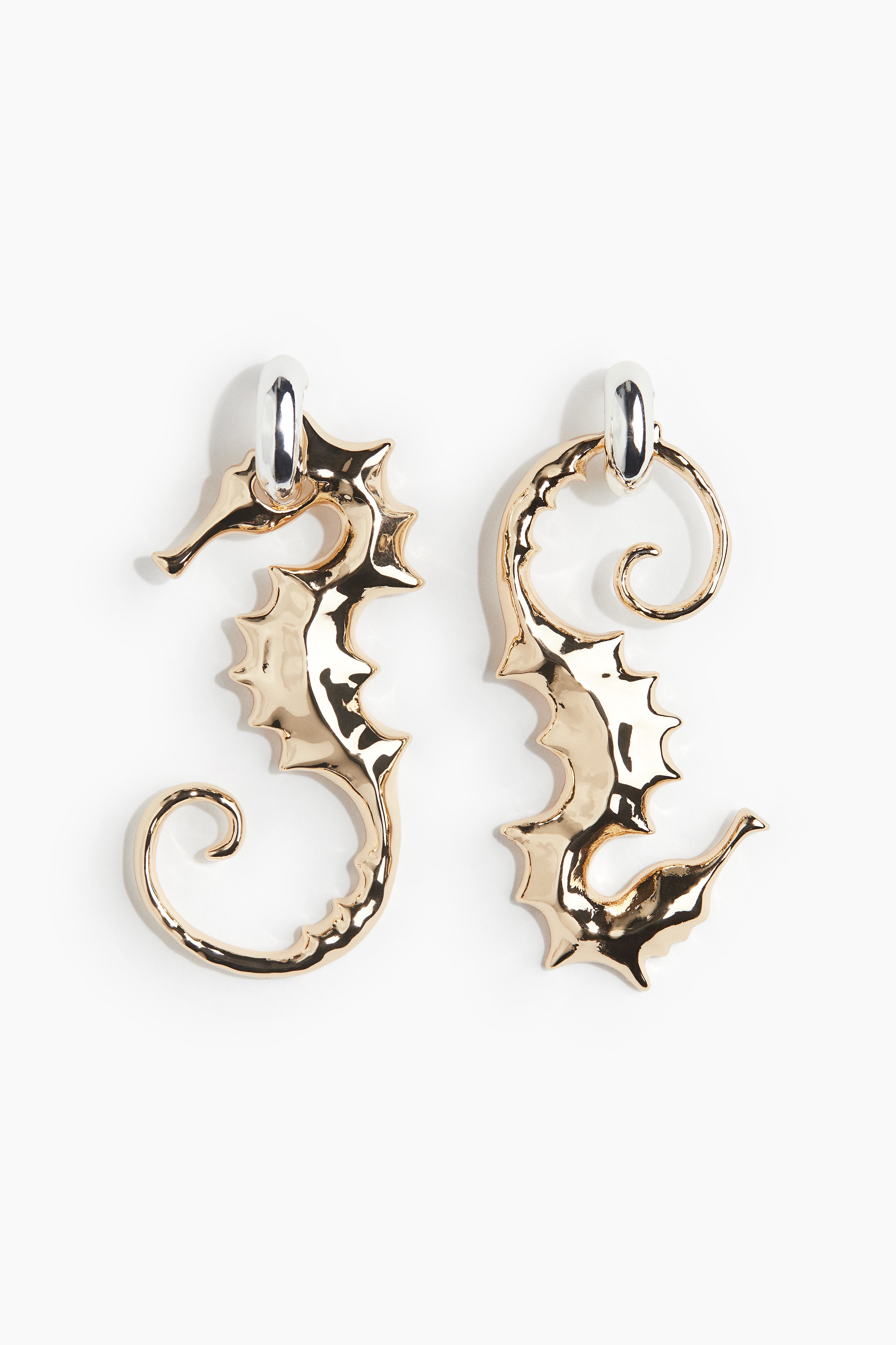 반짝이는 해마 모양 펜던트로 장식된 금속 소재의 투톤 링 귀걸이. 이미지