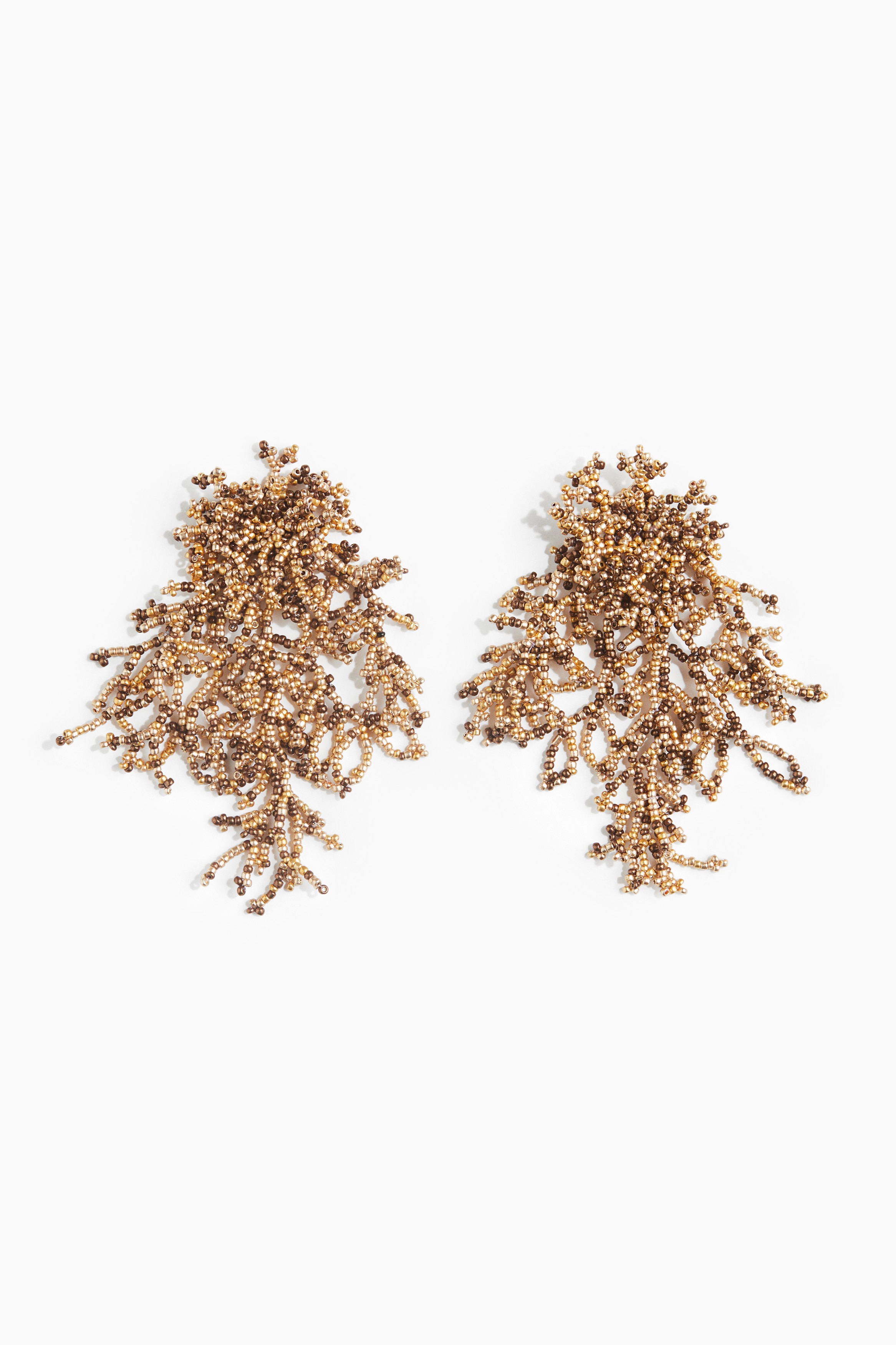 작은 유리 비즈가 복잡하게 나무가지 모양으로 배치된 스터드 귀걸이. 이미지