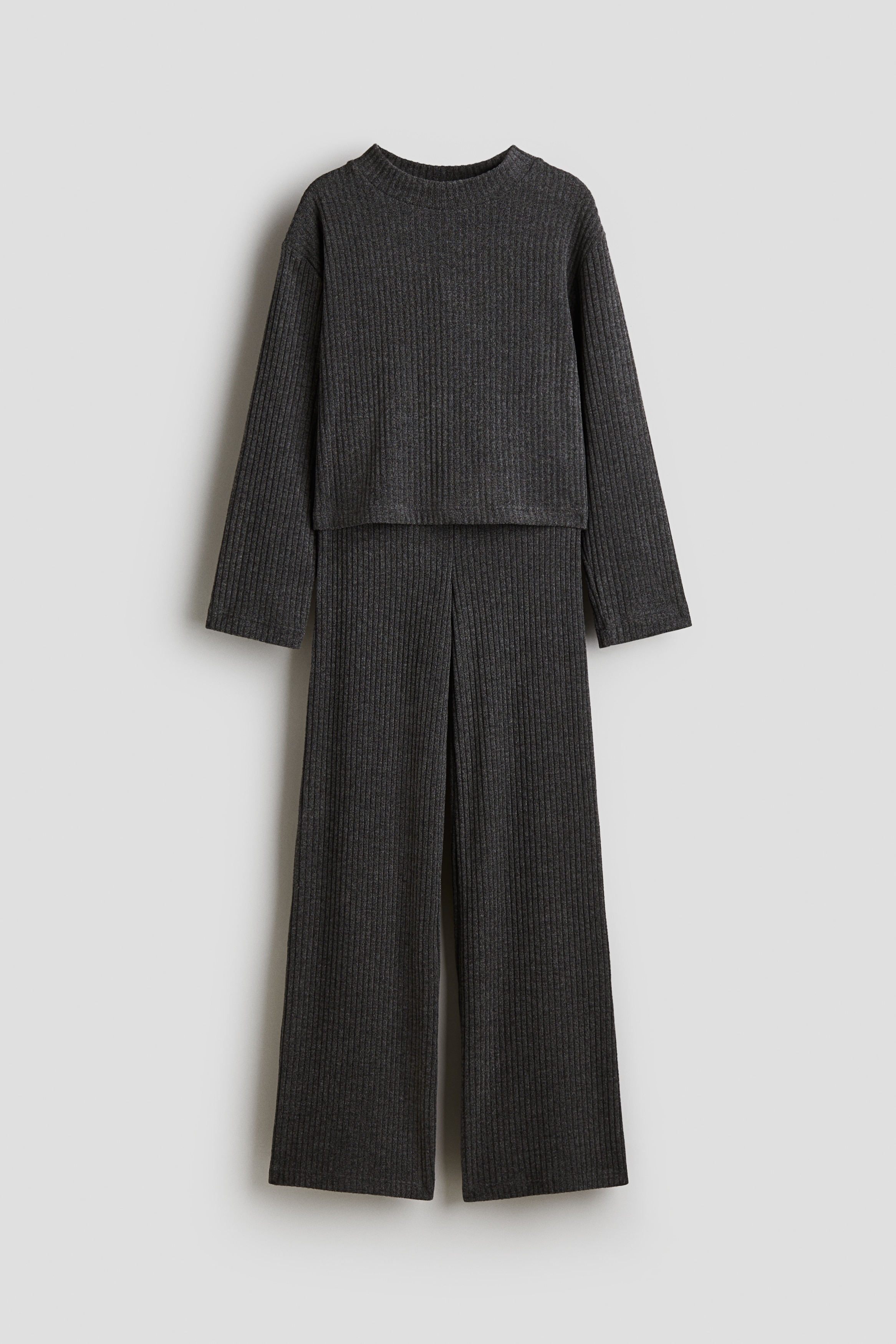 부드러운 리브드 저지 소재의 상하의 세트. 상의 - 긴소매 라운드넥 탑. 하의 - 신축성 허릿단의 팬츠. 스트레이트 레그. 이미지