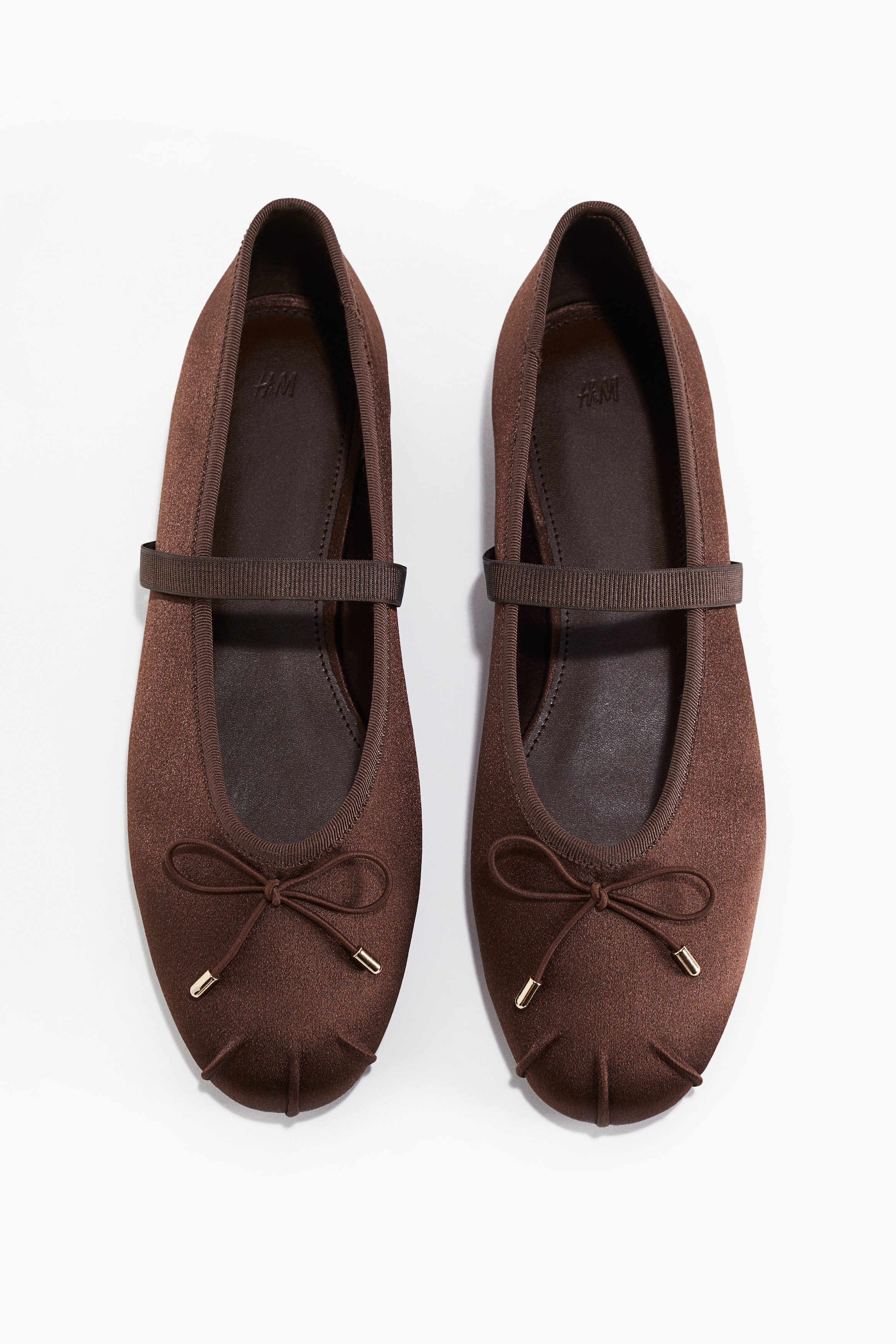 새틴 소재의 메리제인 스타일 플랫 슈즈. 플리츠가 잡힌 라운드 토. 가느다란 앞면 리본 장식. 신축성 발등 스트랩. 새틴 내피. 이미지