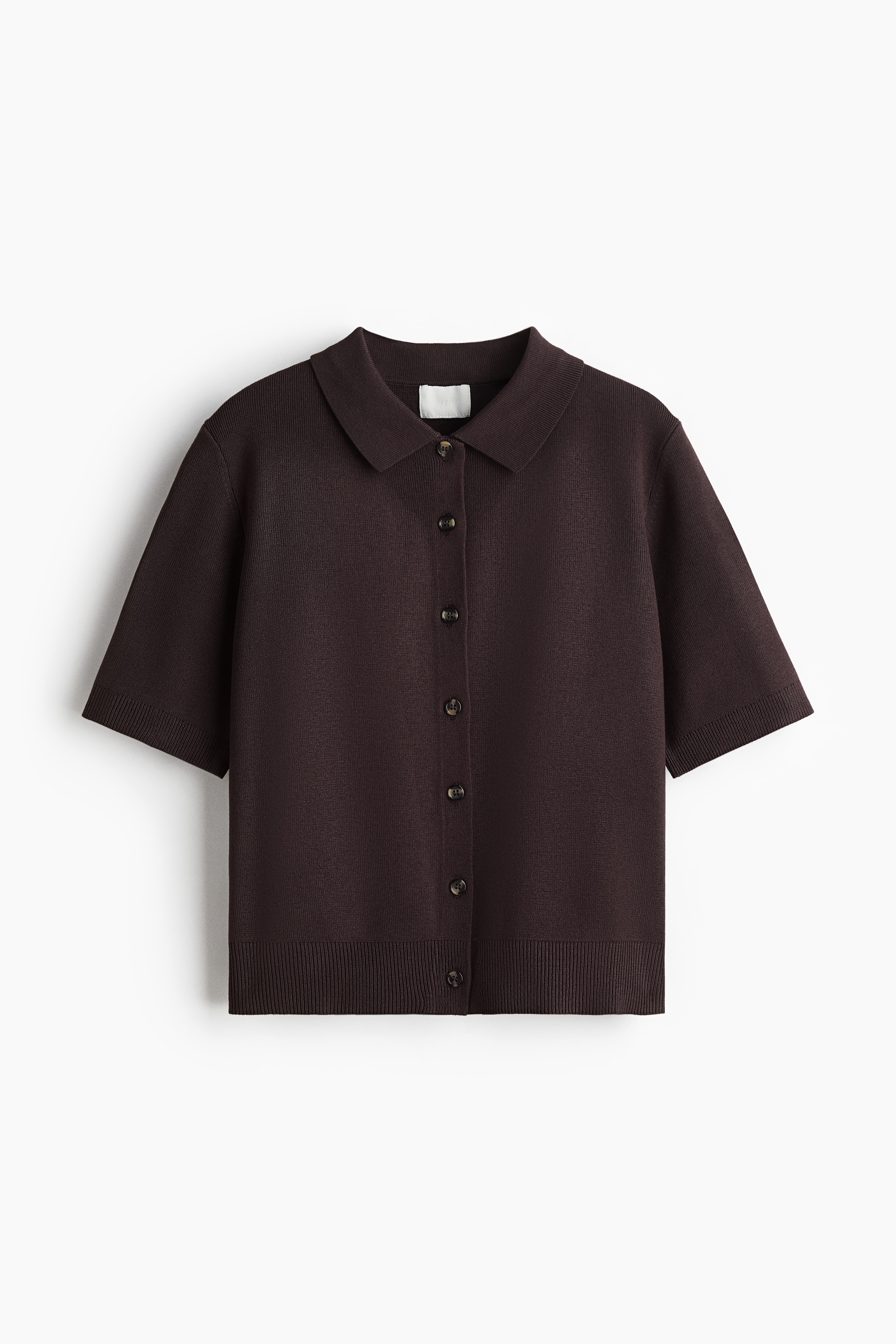 칼라가 있는 파인니트 소재의 반소매 가디건. 버튼업 스타일. 리브드 소맷단과 아랫단. 이미지