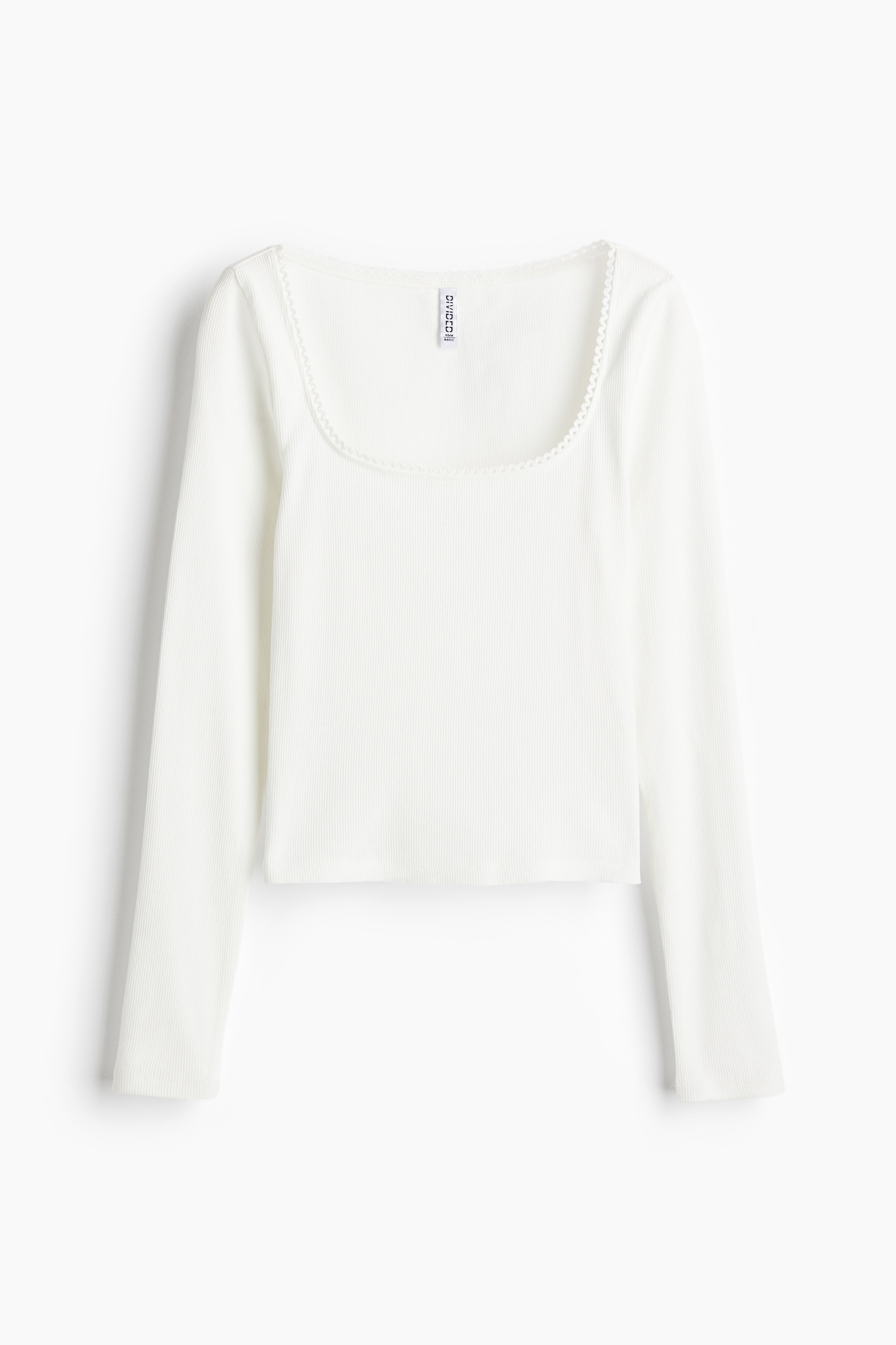 리브드 코튼 저지 소재의 짧고 피트되는 탑. 깊게 파인 네크라인이 피코 스타일로 트리밍됨. 긴소매. 이미지