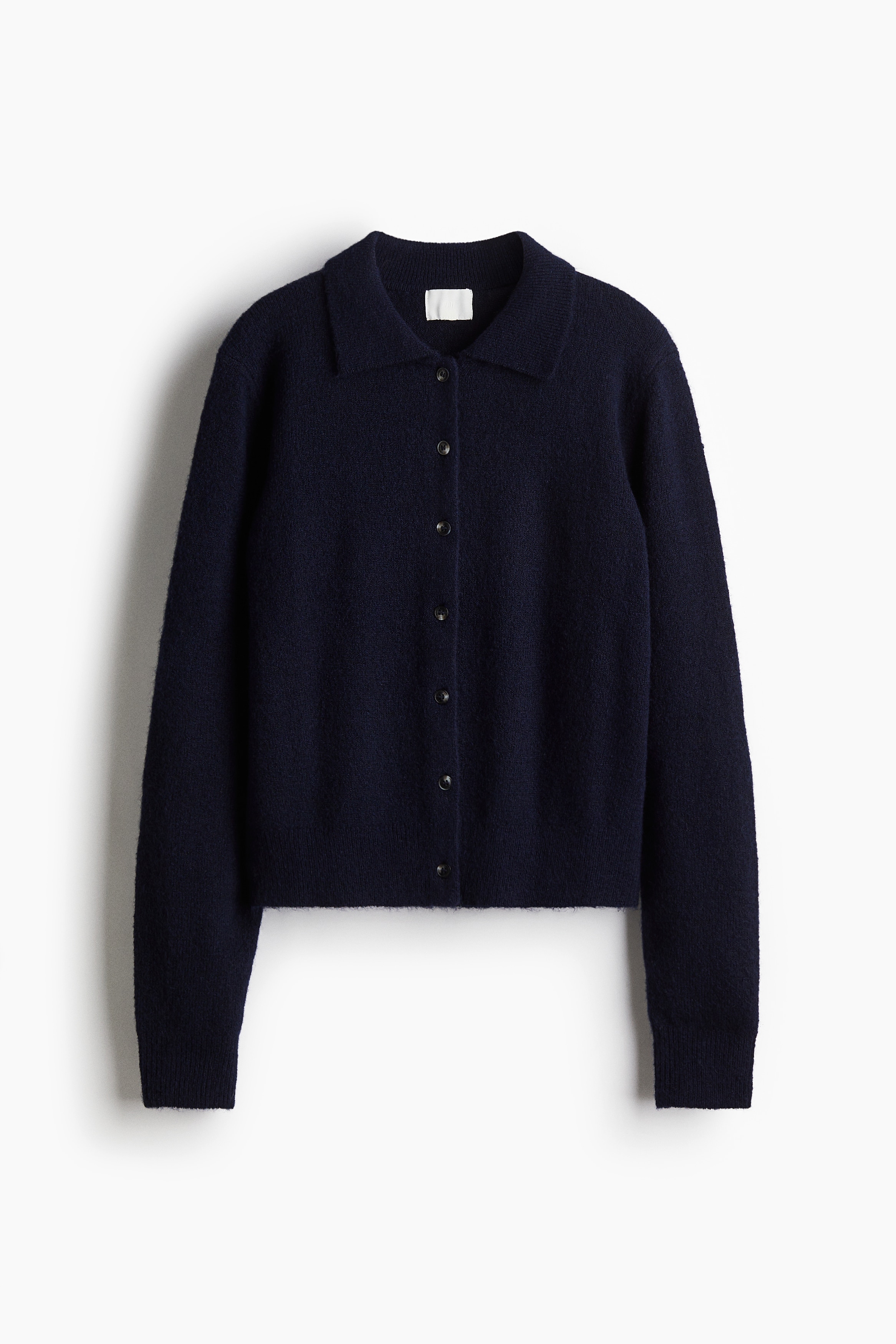 칼라가 있는 부드러운 니트 소재의 긴소매 가디건. 버튼업 스타일. 리브드 소맷단과 아랫단. 이미지