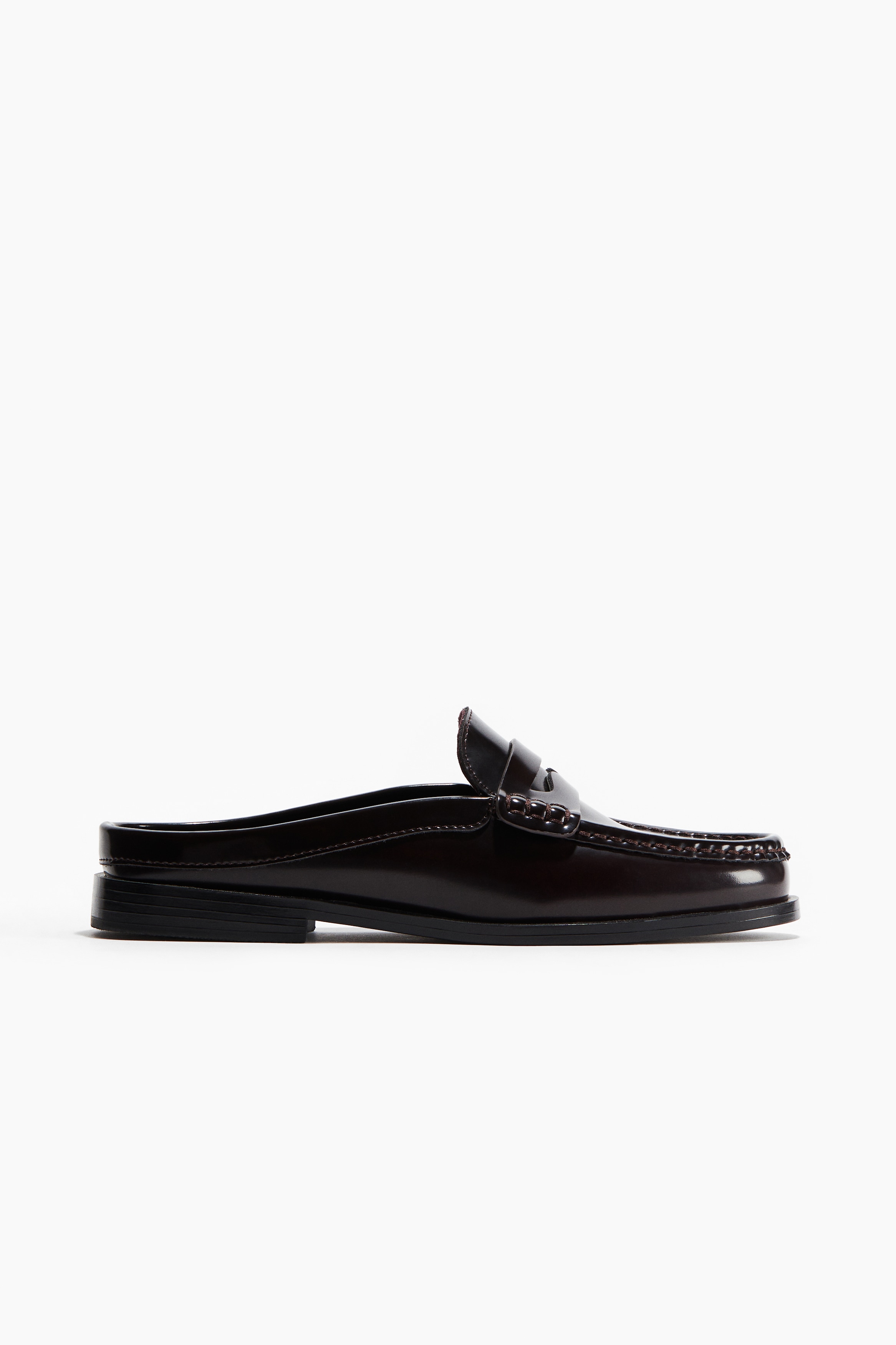 라운드 토 스타일의 로퍼 뮬. 모카신 솔기. 발등 부분에 페니 키퍼 디테일이 있음. 코튼 트윌 안감 부착. 이미지