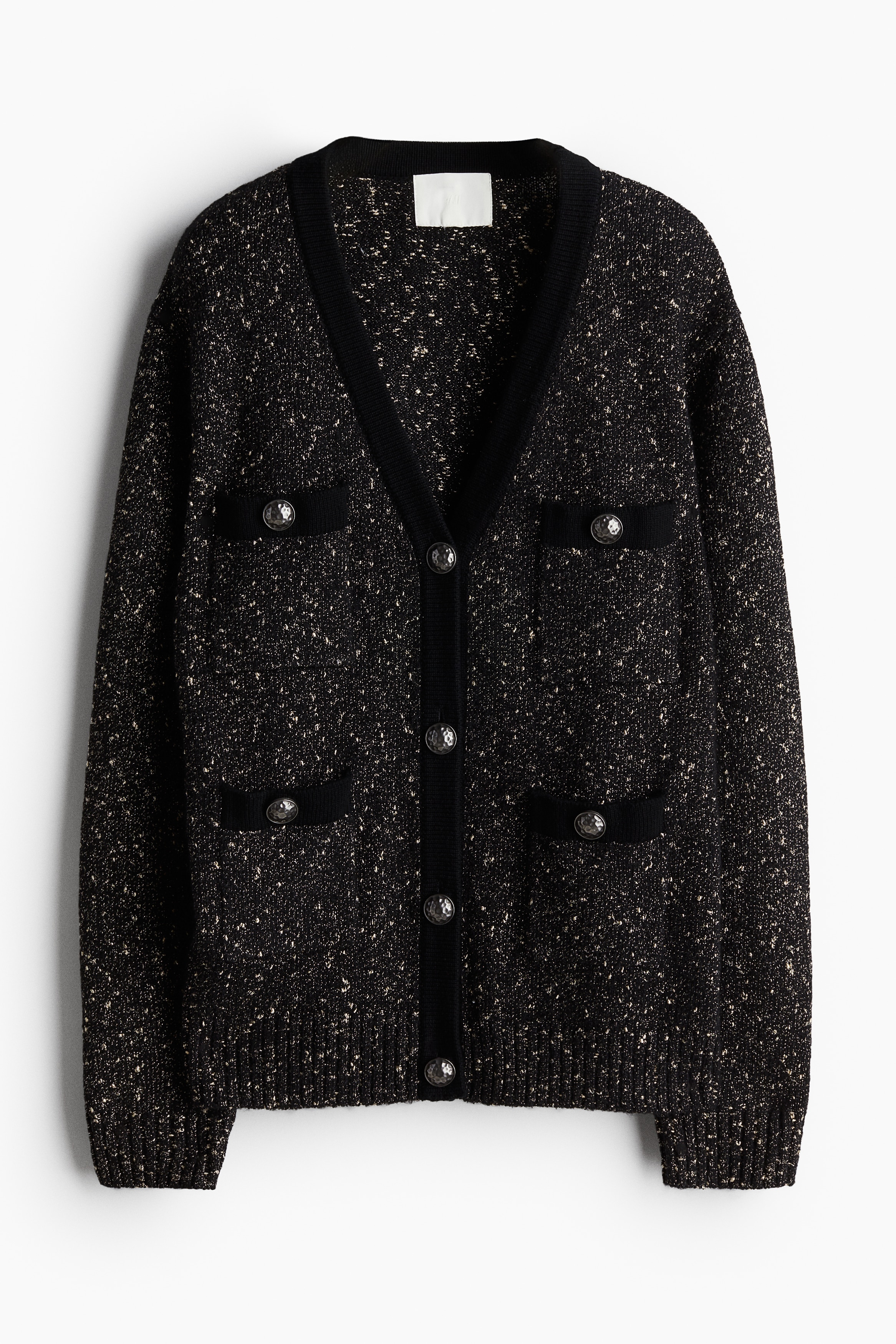 광택사가 혼방된 니트 소재의 오버사이즈 가디건. V넥. 금속 버튼 클로징. 드롭 숄더. 긴소매. 버튼이 있는 가슴 패치포켓과 앞면 하단 포켓. 이미지