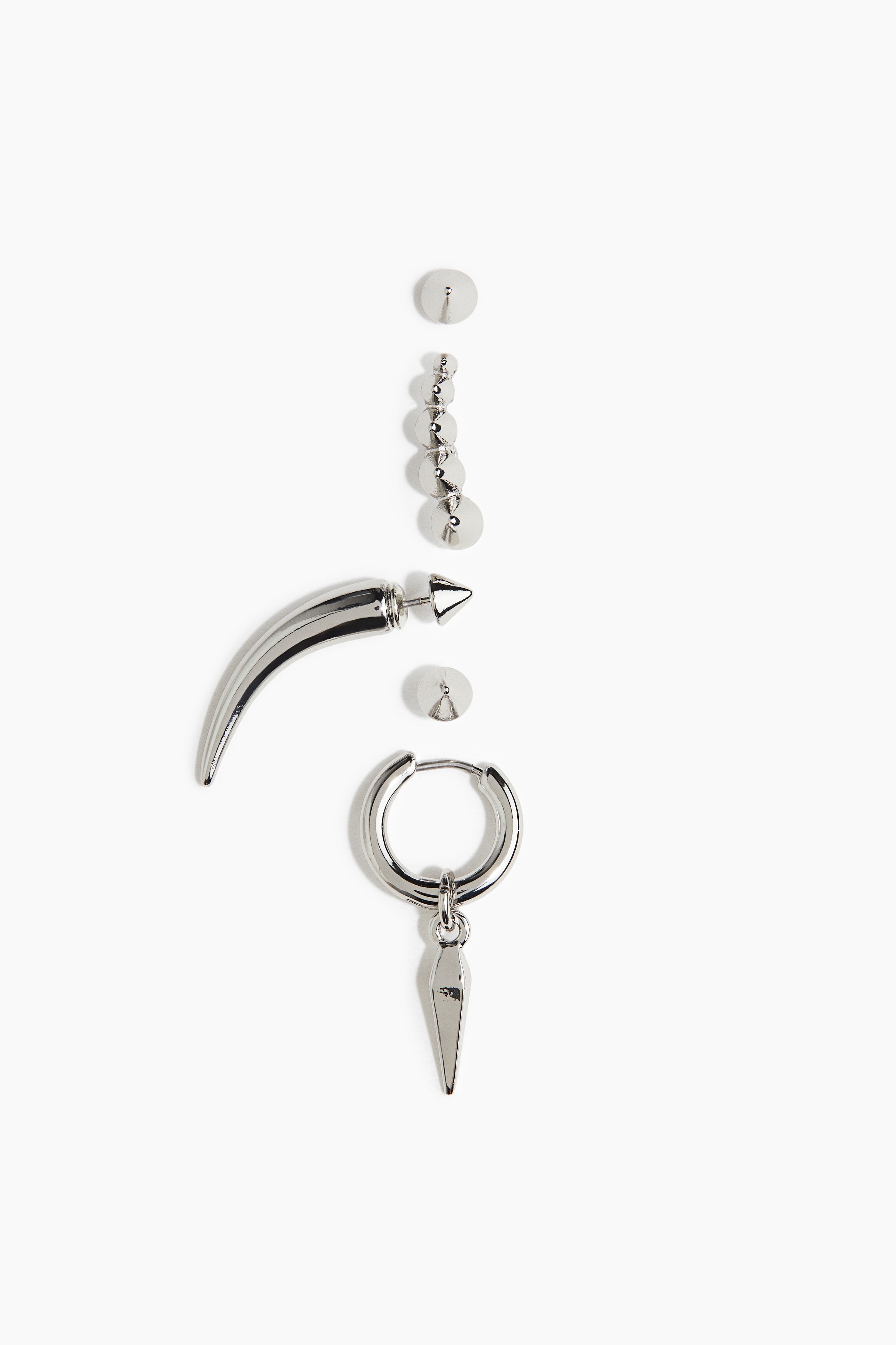 함께 또는 따로 착용할 수 있는 다양한 디자인의 금속 귀걸이 세트. 이미지