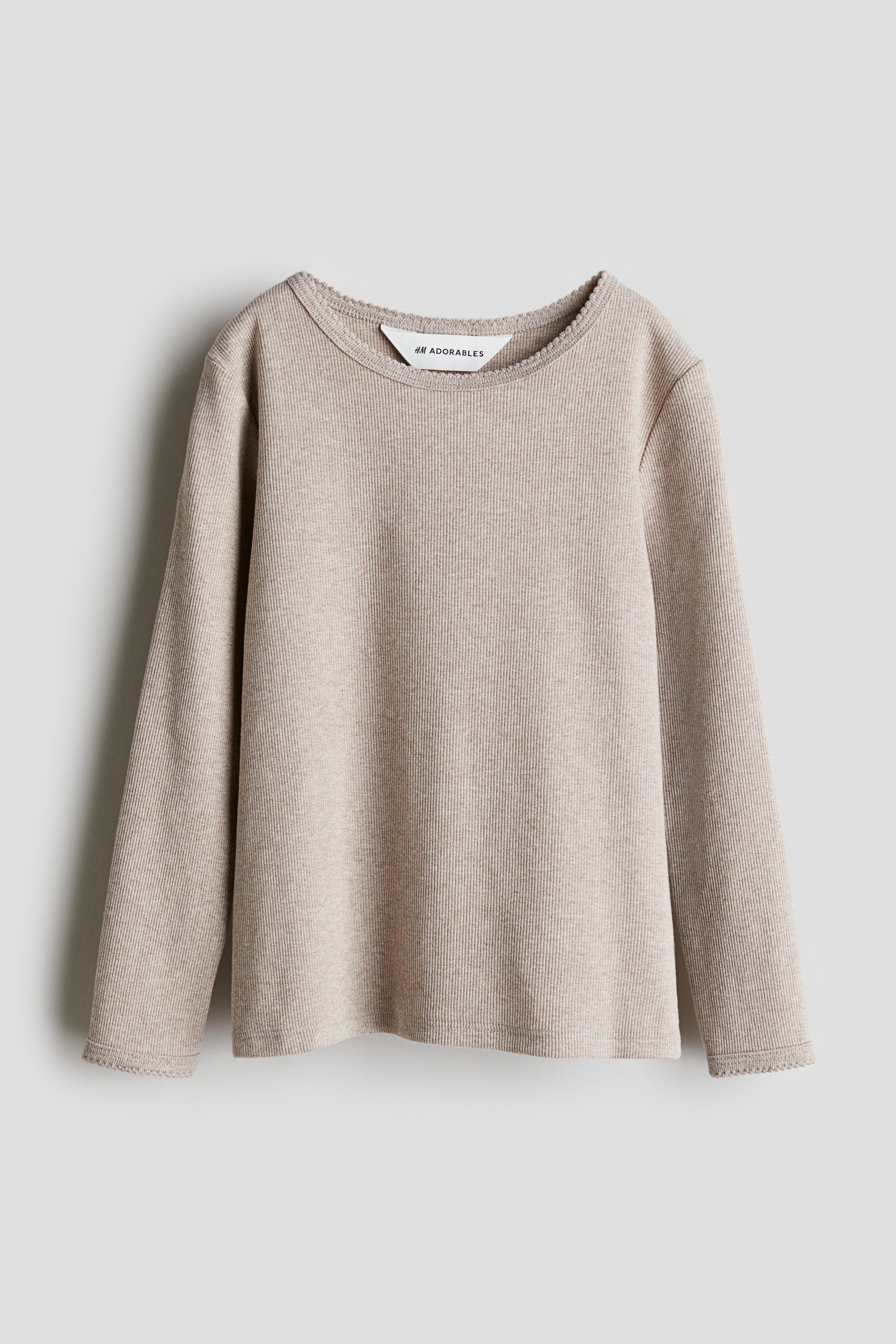 H & M Adorables. 고급 코튼을 사용한 리브드 저지 소재의 긴소매 탑. 섬세한 피코 스타일로 단처리된 네크라인과 소맷단. 높은 GSM으로 도톰하고 견고하면서도 편안한 코튼 소재를 사용합니다. H & M Adorables 컬렉션은 시대를 초월한 매력을 지닌 매우 편안하고 고급스러운 제품들로 엄선된 컬렉션입니다. 이미지