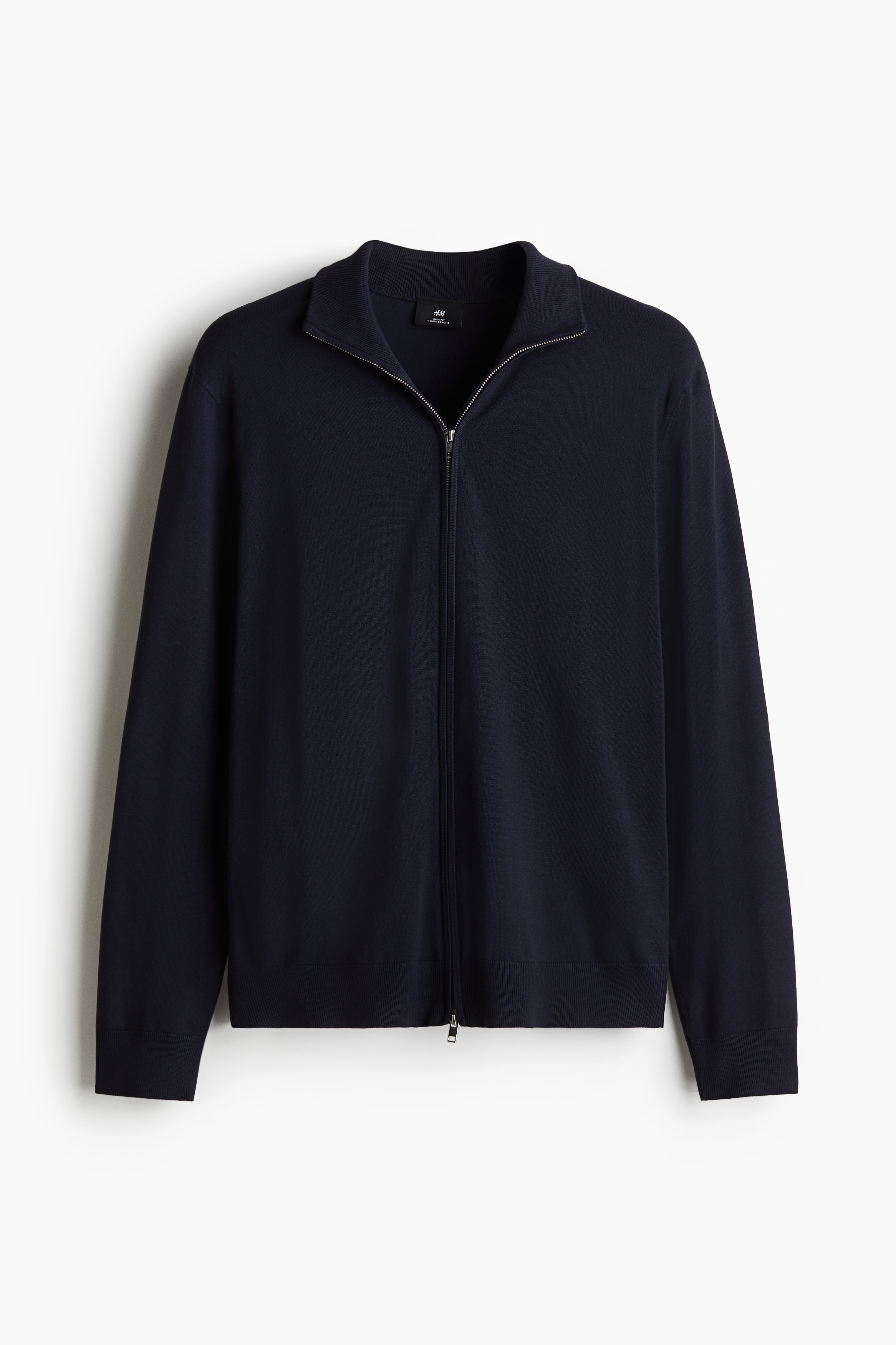 부드러운 파인니트 소재의 하이넥 가디건. 앞면 투웨이 지퍼 클로징. 긴소매. 골이 촘촘한 리브드 마감 옷단. 바디 라인을 감싸며 피트되는 슬림핏 실루엣. 이미지