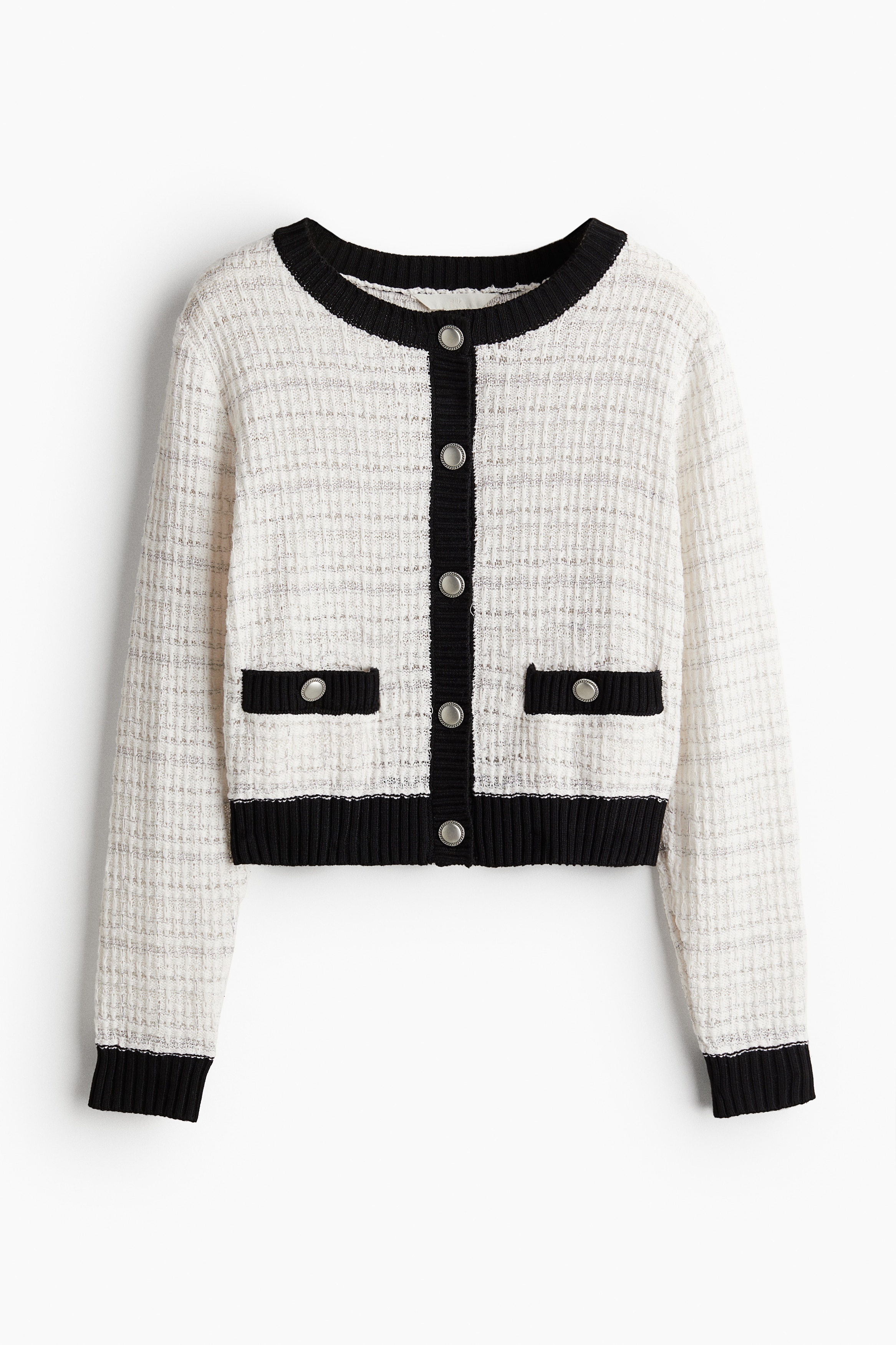 광택사가 혼방된 루즈 니트 소재의 짧은 가디건. 오버사이즈. 라운드넥. 앞면 금속 버튼 클로징. 긴소매. 버튼이 있는 앞면 웰트포켓. 이미지