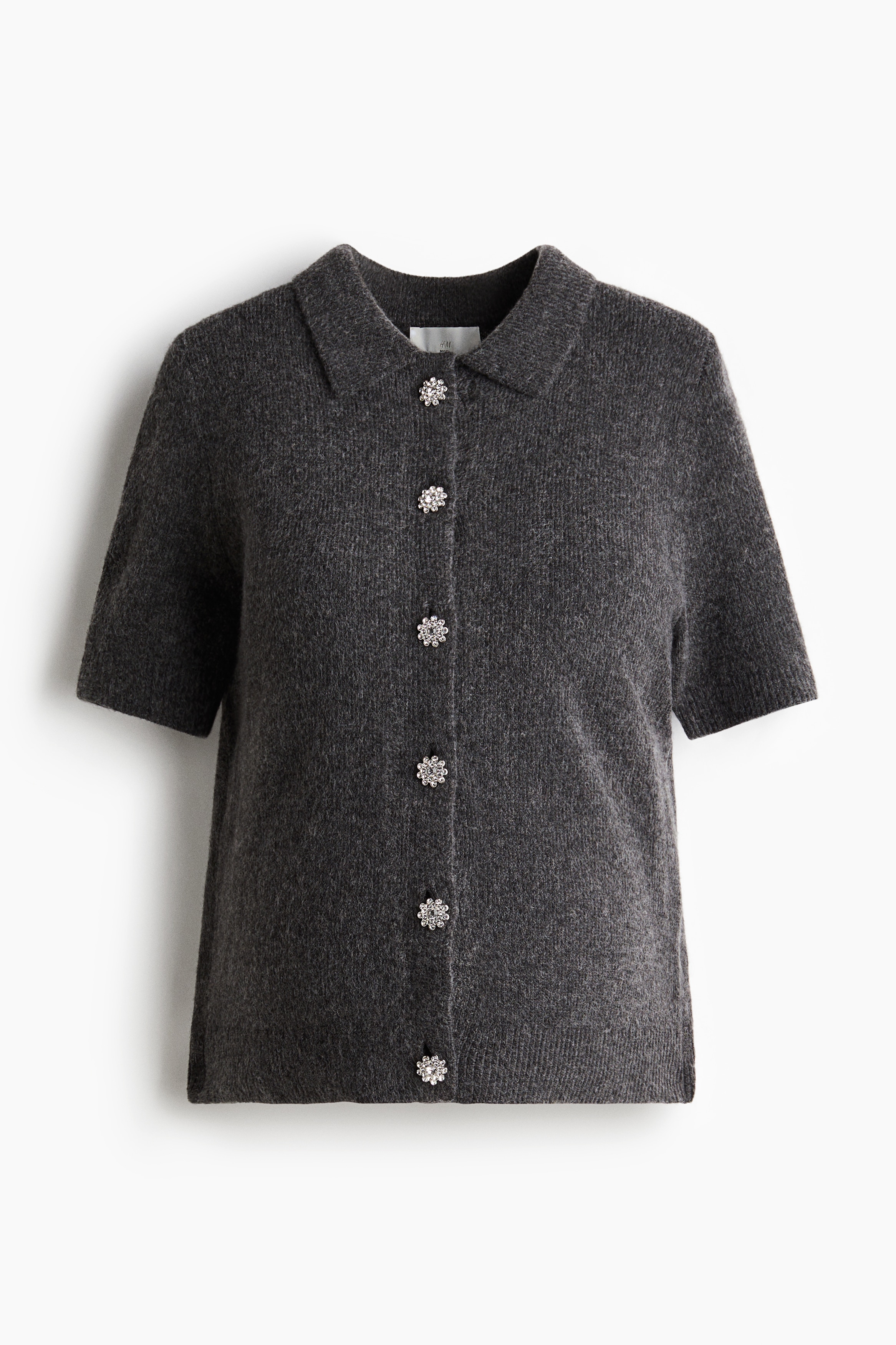 칼라가 있는 부드러운 니트 소재의 반소매 가디건. 라인스톤으로 장식된 앞면 버튼. 리브드 소맷단과 아랫단. 이미지