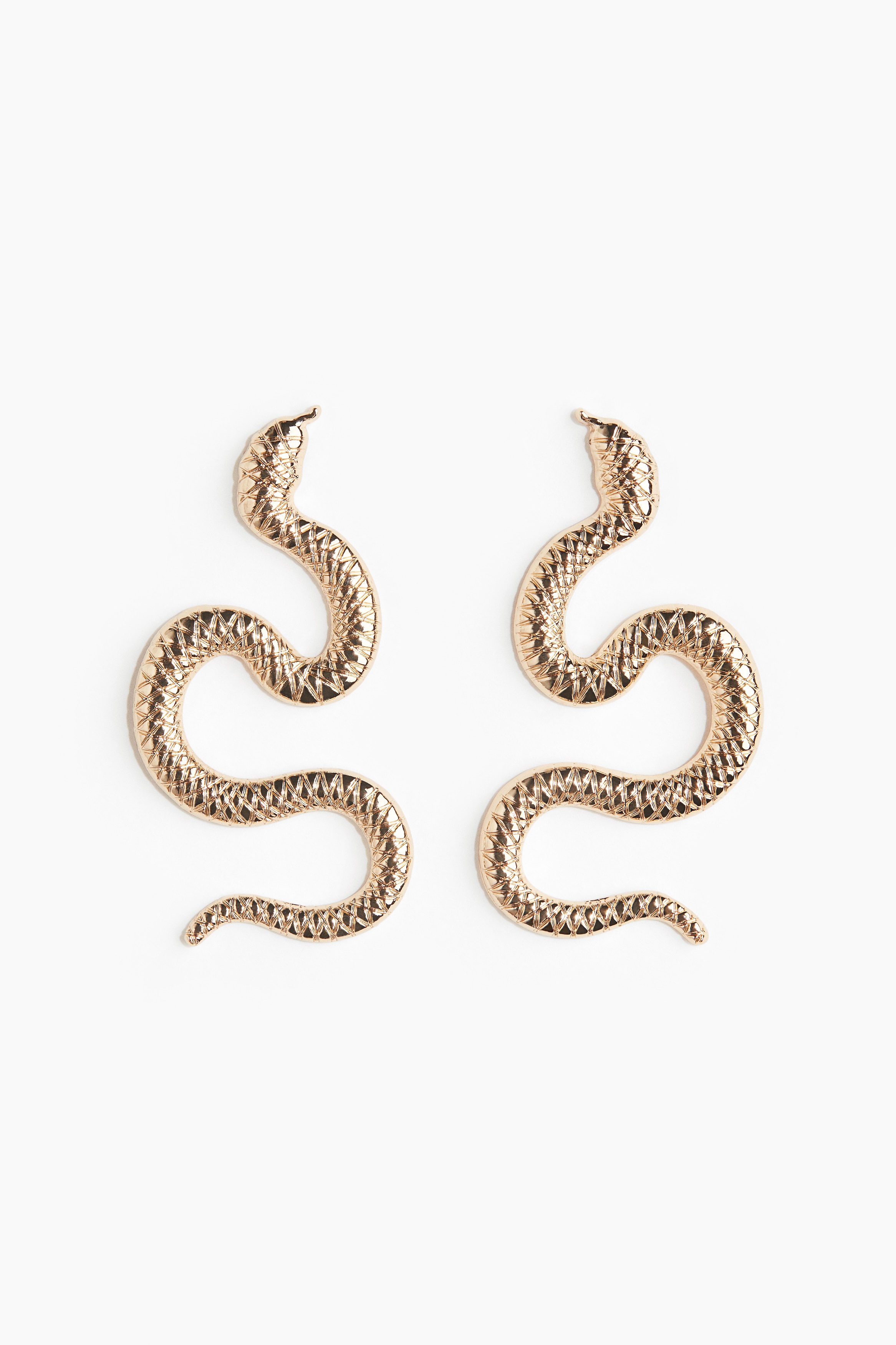 스르르 기어가는 뱀 모양의 긴 금속 귀걸이. 이미지