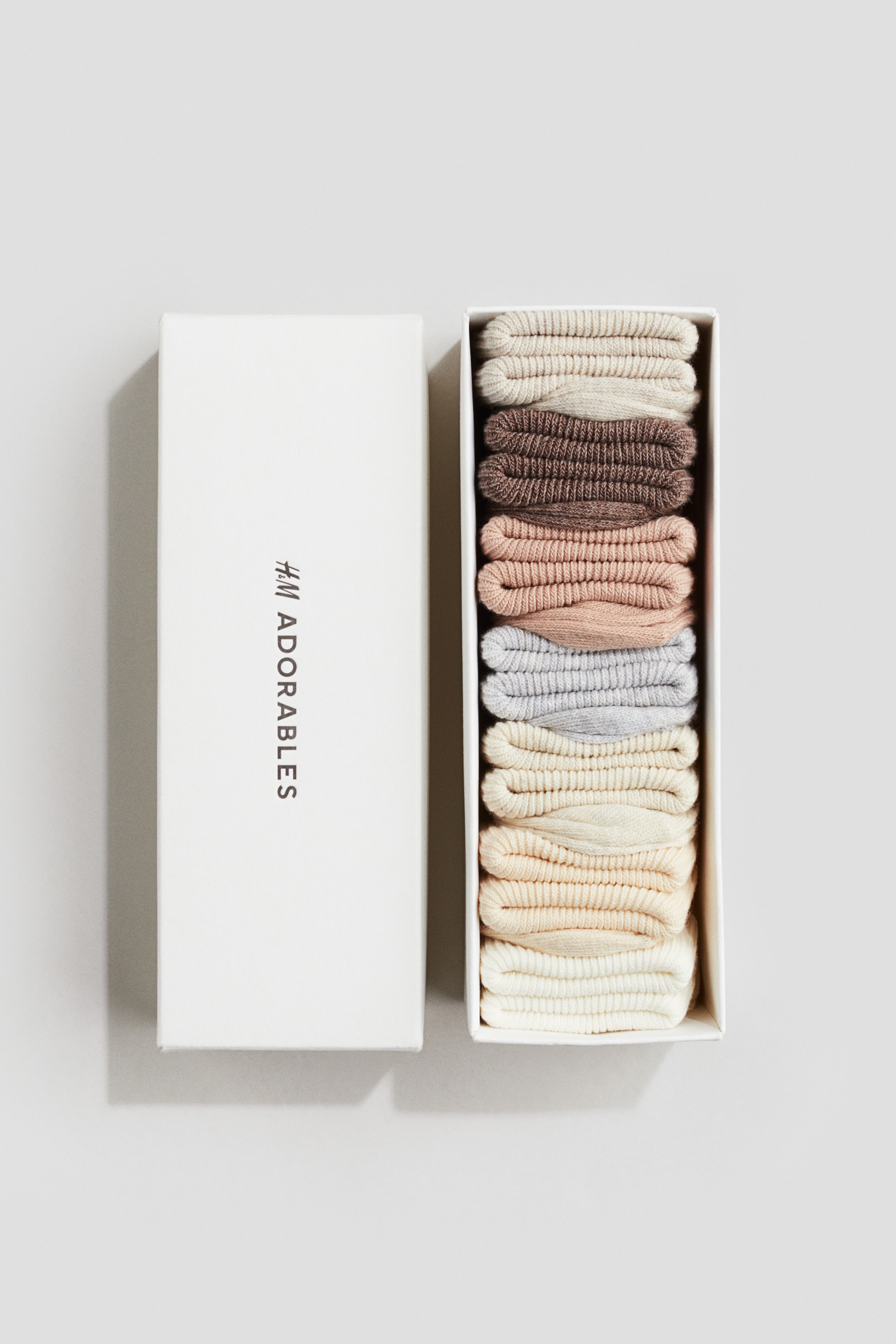 H & M Adorables. 부드러운 코튼 혼방 소재의 리브니트 양말 세트. 상단을 접어 내린 디자인. H & M Adorables 컬렉션은 시대를 초월한 매력을 지닌 매우 편안하고 고급스러운 제품들로 엄선된 컬렉션입니다. 이미지