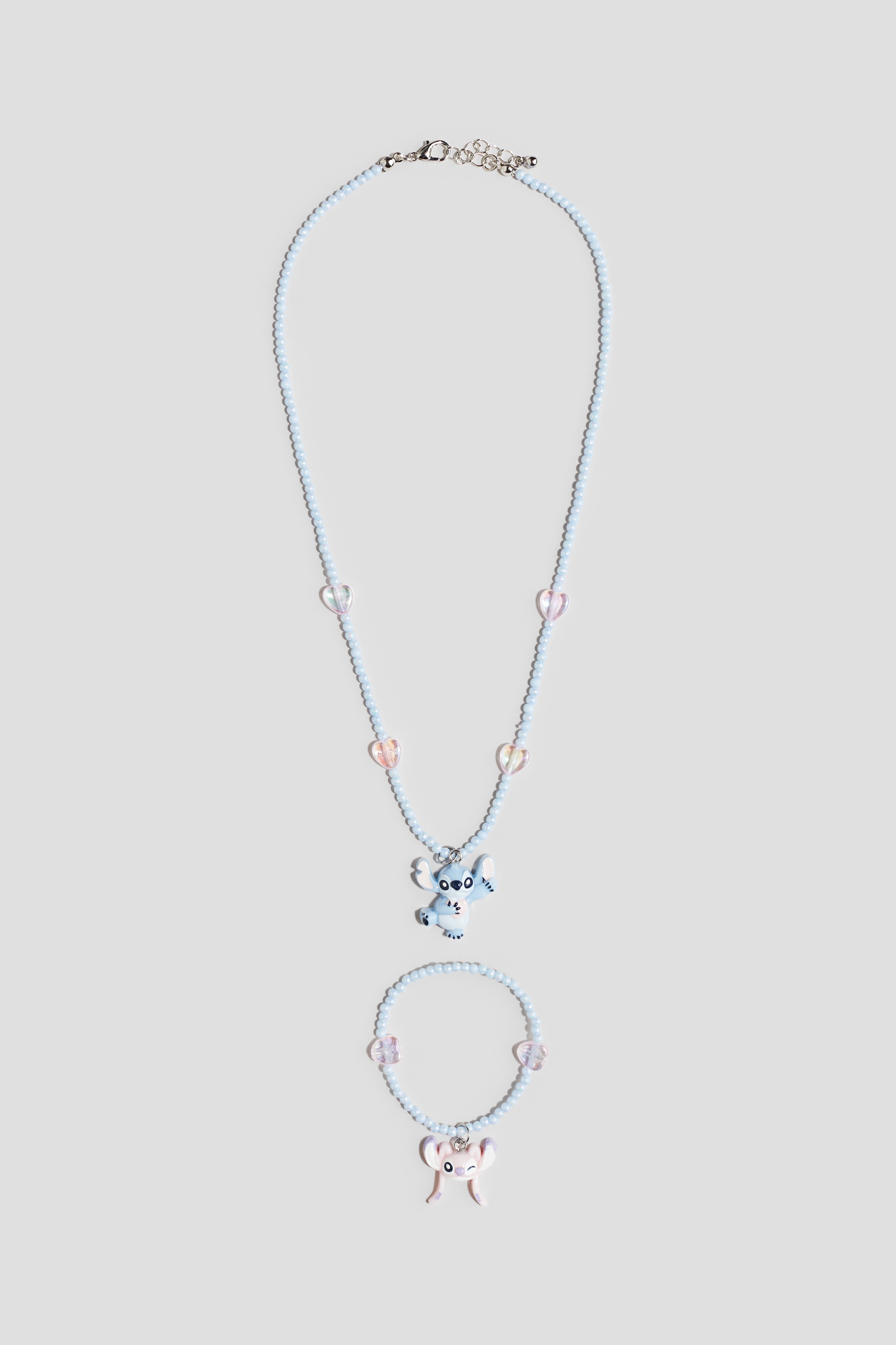 컬러풀한 플라스틱 비즈와 귀여운 펜던트로 장식된 목걸이 & 팔찌 세트. 이미지