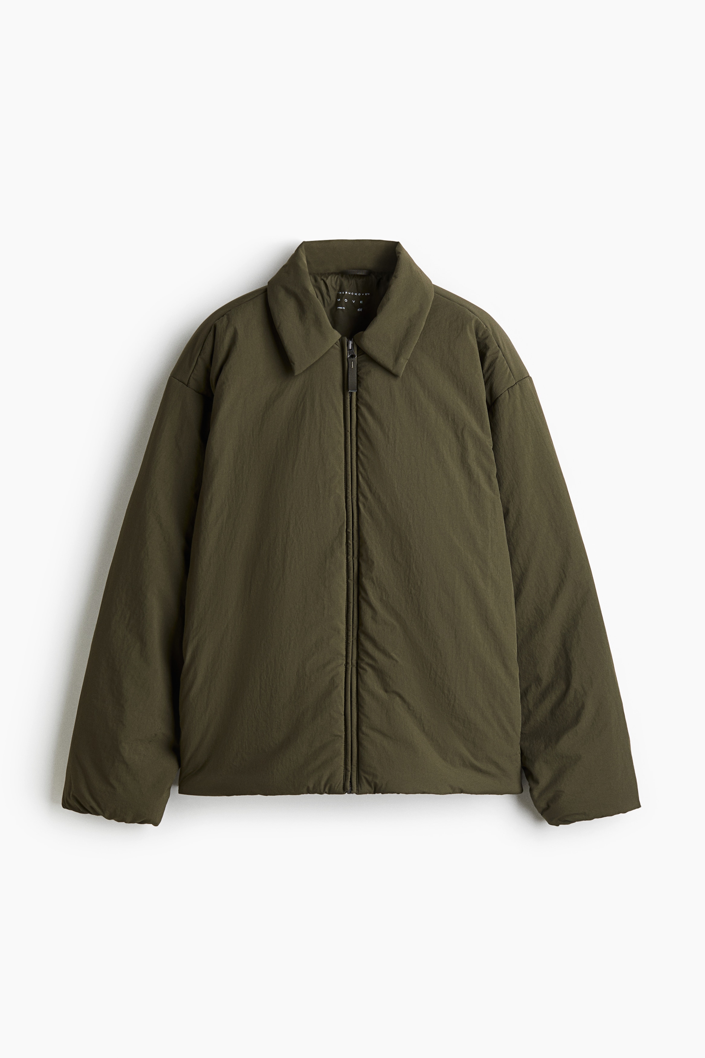 ThermoMove™ 기술이 적용된 기능성 방풍, 발수 소재로 낮은 기온에도 몸을 따뜻하게 유지해주는 보온성 셔츠 재킷. 루즈핏. 칼라와 앞면 지퍼가 있음. 옆면 지퍼 포켓. 테이프로 여닫는 내부 포켓. 신축성 드로스트링과 코드락이 내장된 아랫단. 안감 부착. 이미지